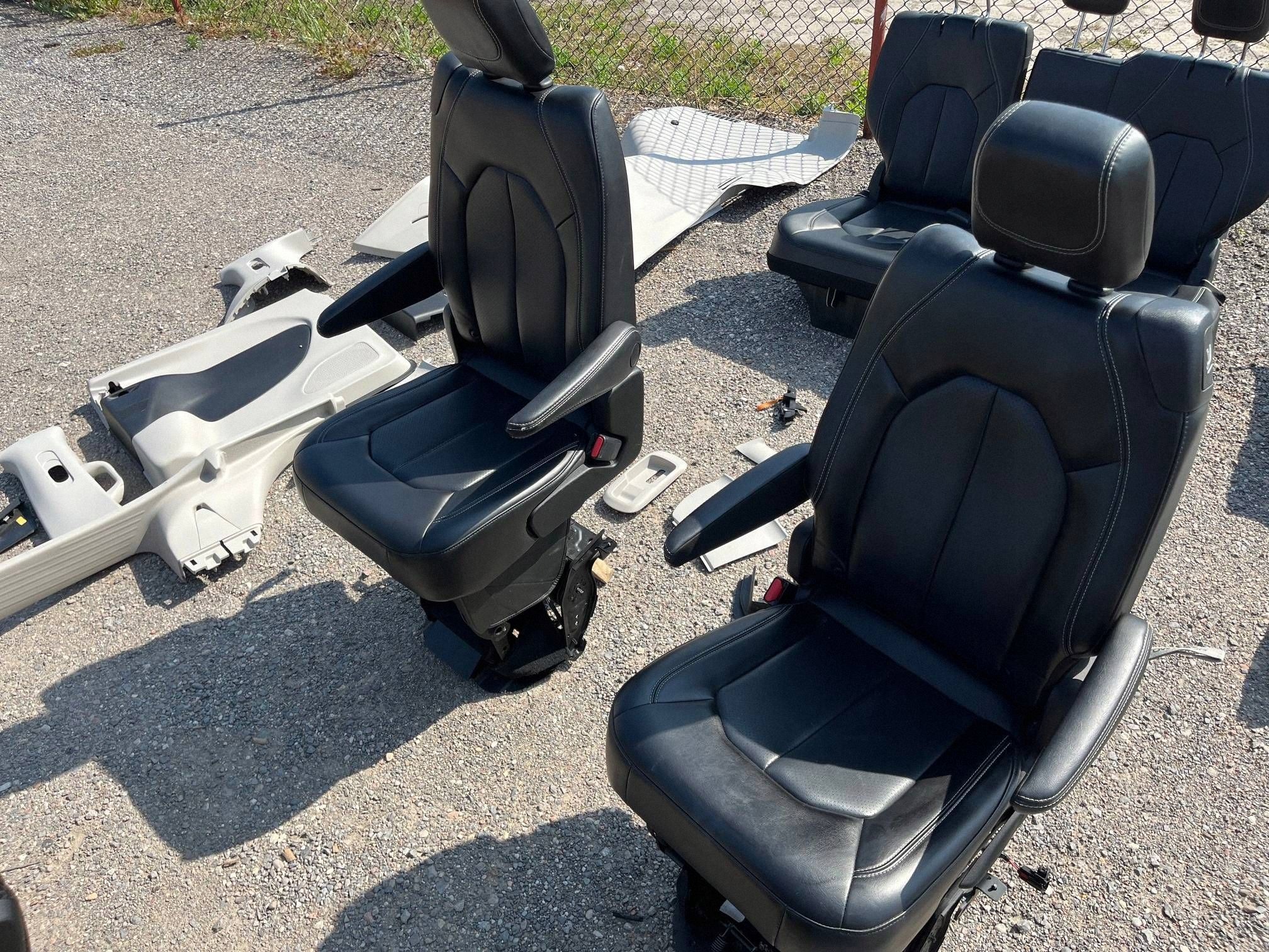 Komptel seats z boczkami seats inner leather Chrysler Pacifica 2021