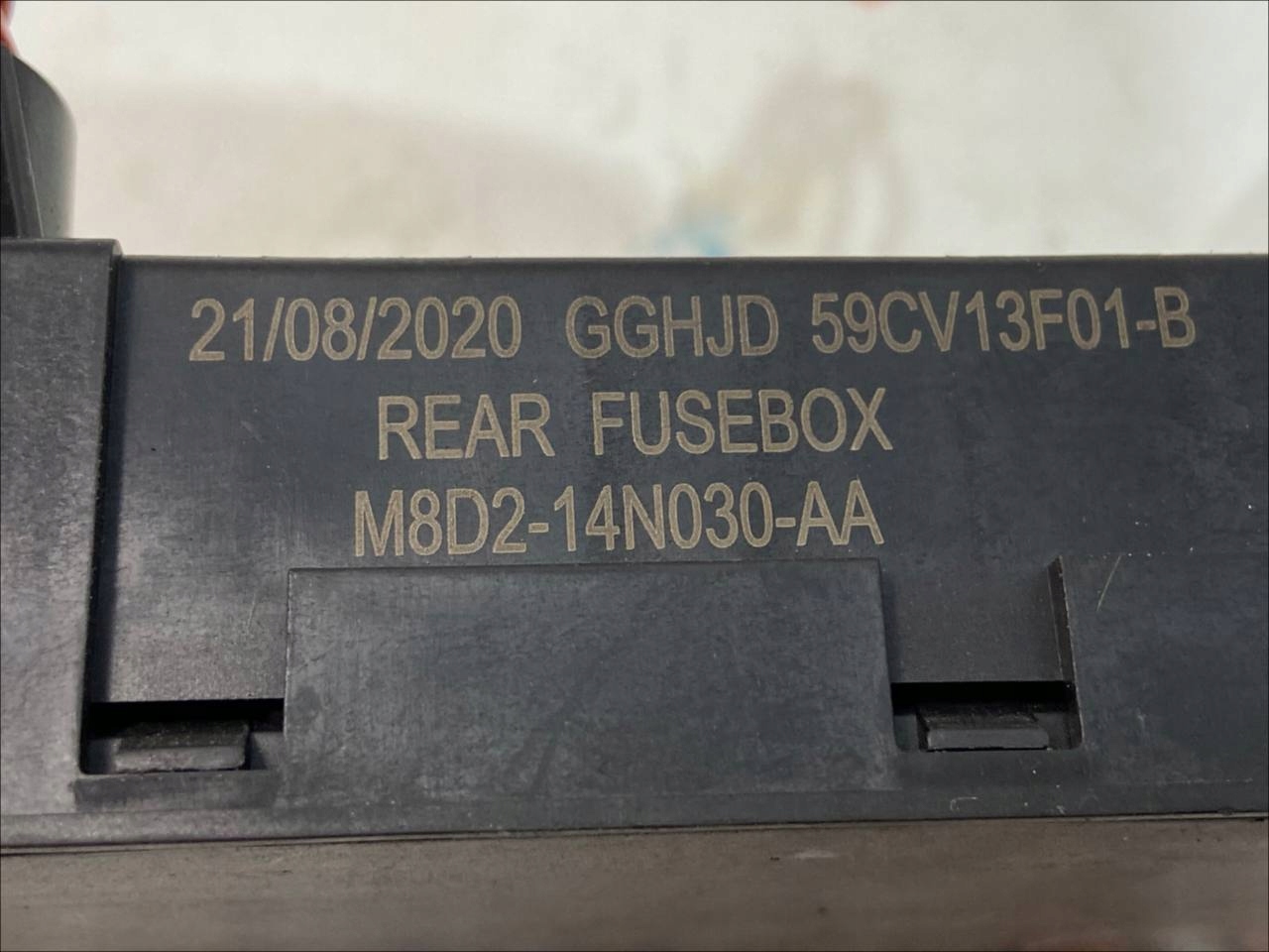 SKRZYNKA BEZPIECZNIKÓW LAND L550 M8D2-14N030-AA Producent części Land Rover OE