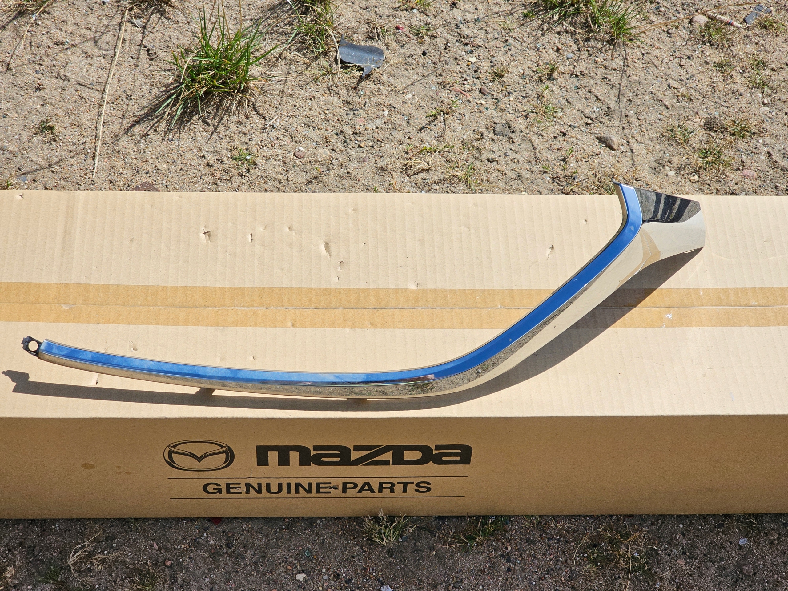 хром решетка левый mazda 2 14- DB5J-507K1
