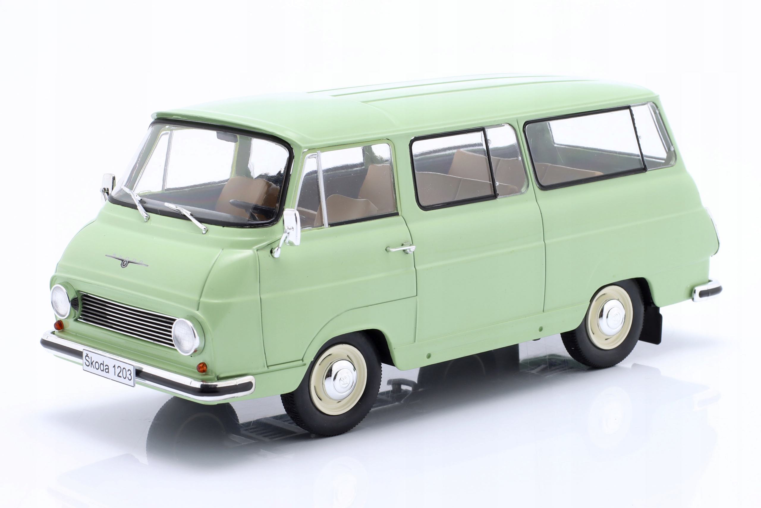 Škoda 1203 Minibus 1968 Light Green WhiteBox 1:24 Model Auta WB124176