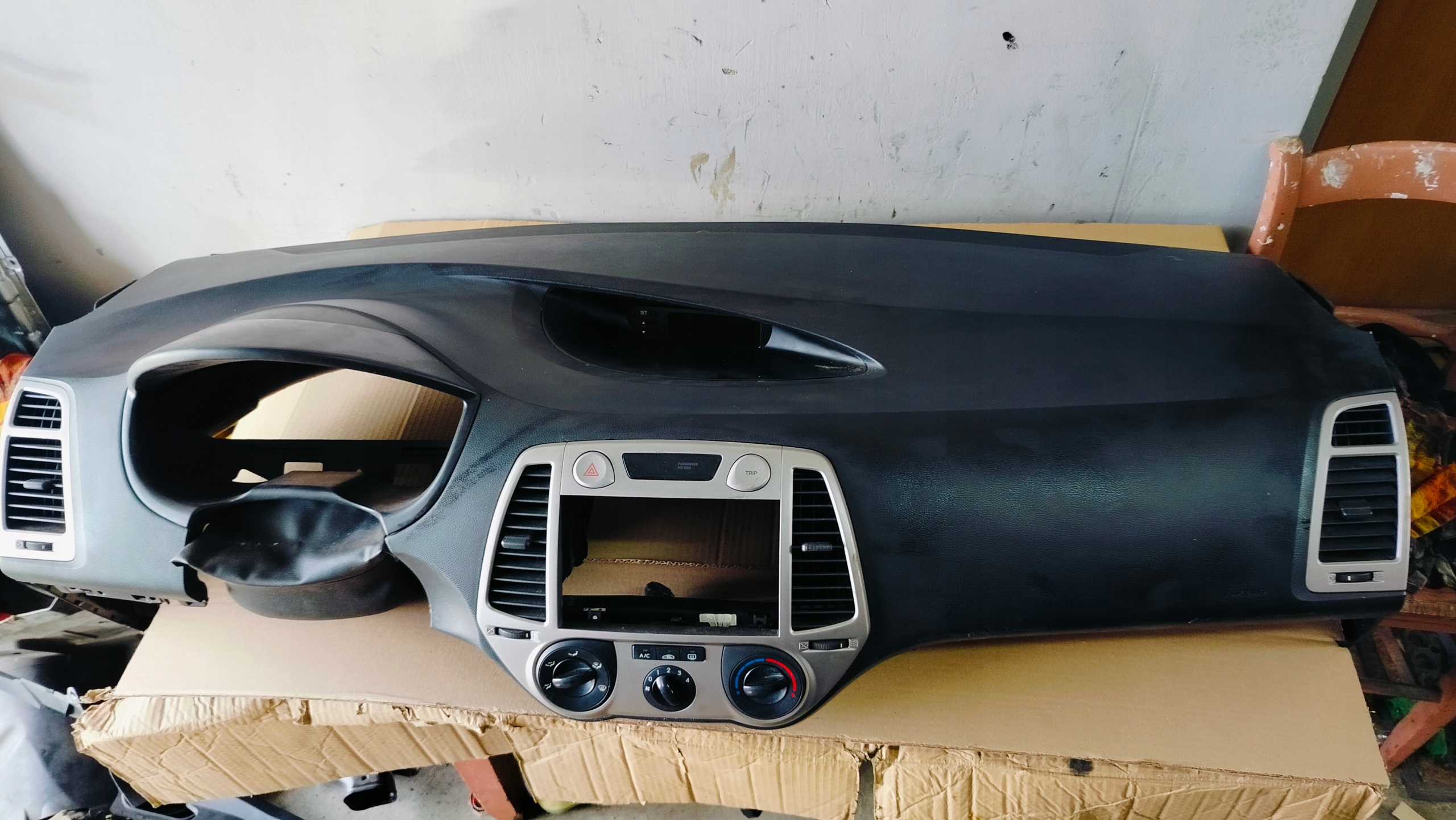 HYUNDAI I20 and dashboard console 08-14 tension belts airbag