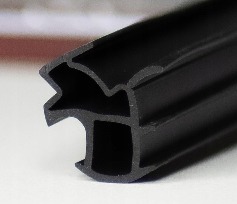 USZCZELKA CZARNA OŚCIEŻNICA METALOWA WIKĘD 7 mb Marka Domino