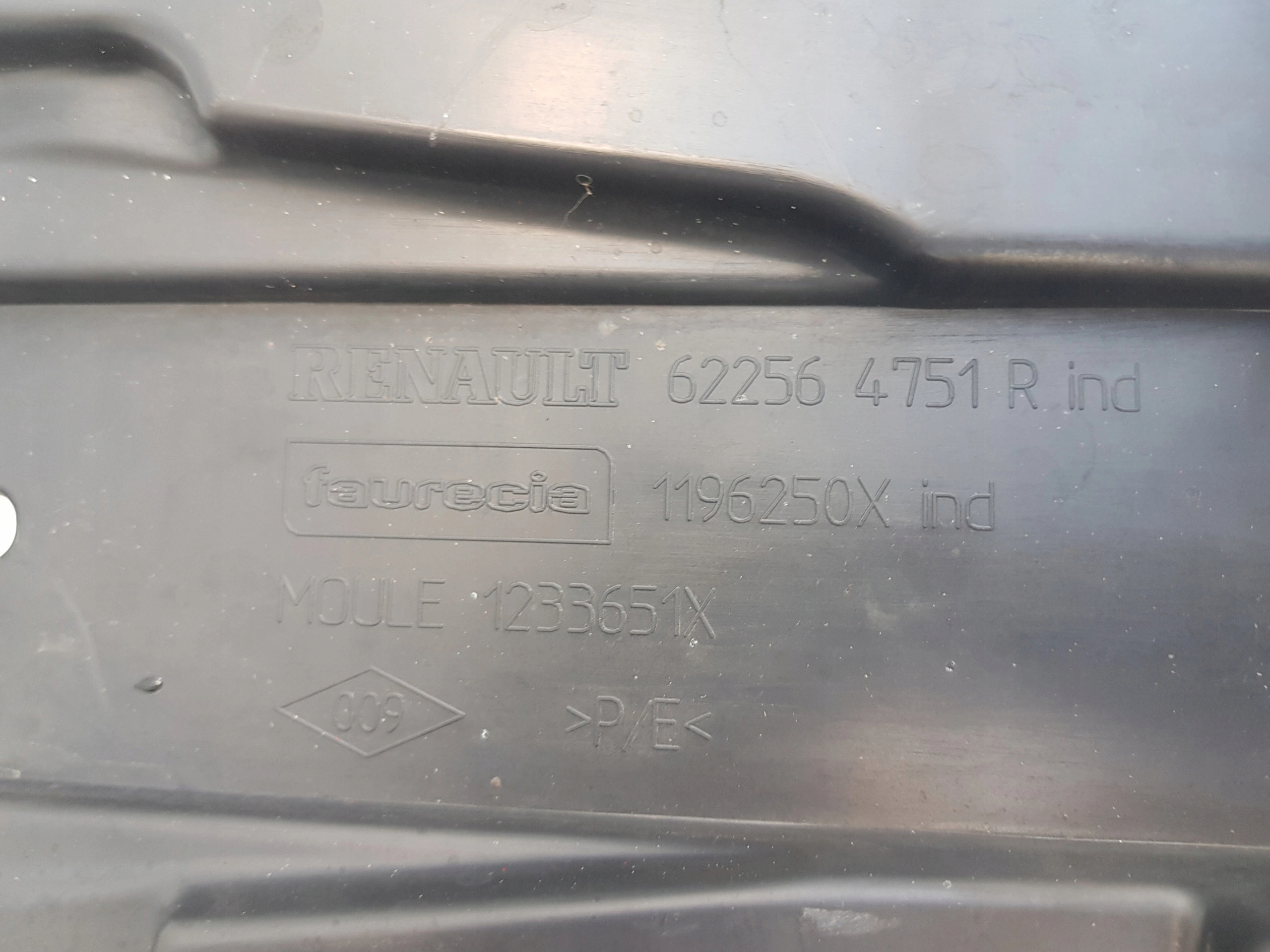 RENAULT CLIO IV OSŁONA POD ZDERZAK 622564751R Producent części Renault OE