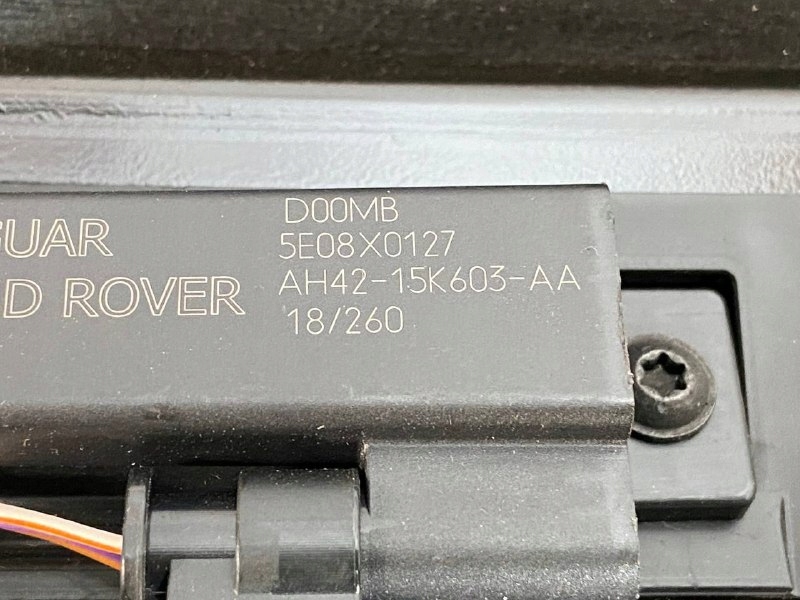 POPRZECZKA BAGAŻNIKA JAGUAR F-PACE HK83-210C00-AE Typ samochodu 4x4/SUV Samochody osobowe