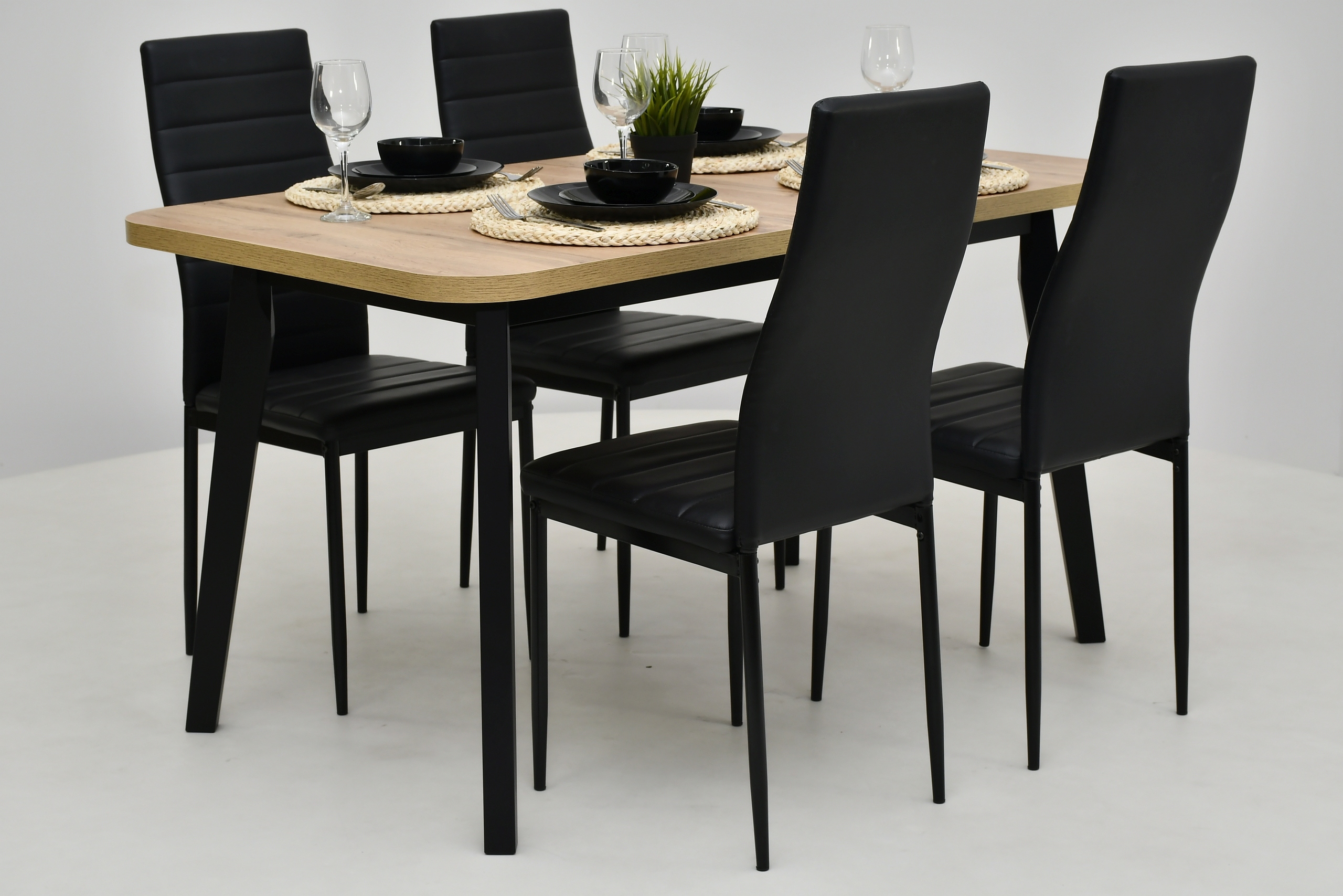 stół z zaokrąglonymi rogami, 4 czarne krzesła Szerokość stołu 80 cm