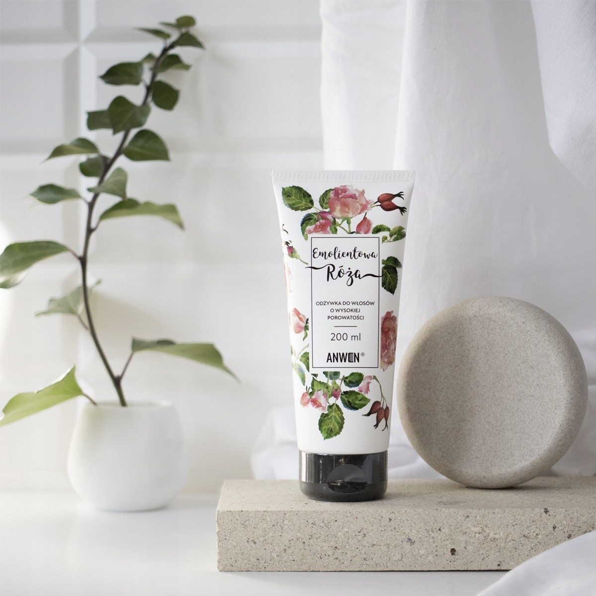 ANWEN Odżywka do włosów EMOLIENTOWA RÓŻA 200ml Działanie regeneracja i nawilżenie