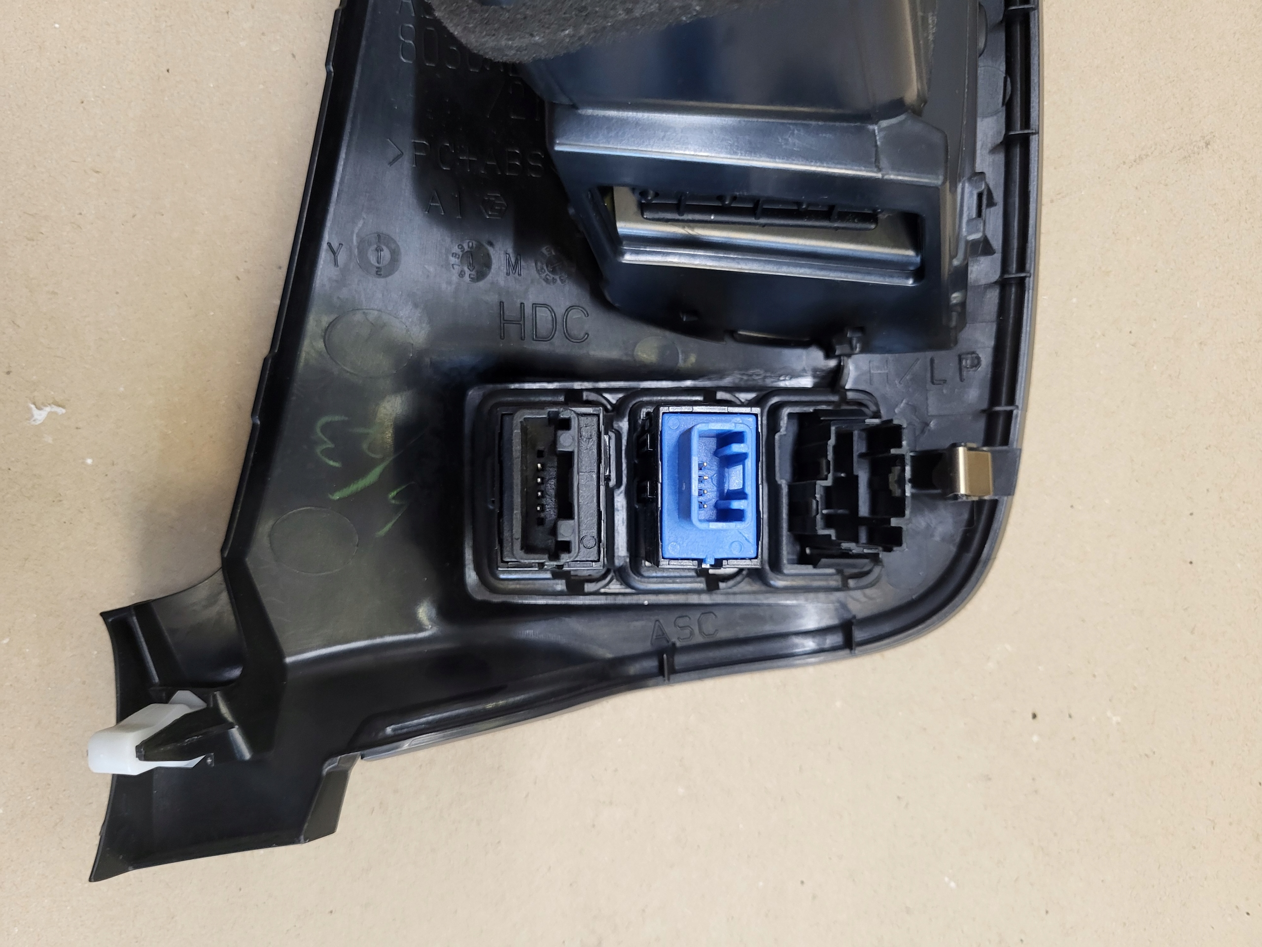 grid air conditioning devices levers left front MITSUBISHI OUTLANDER III OE 8030A201
