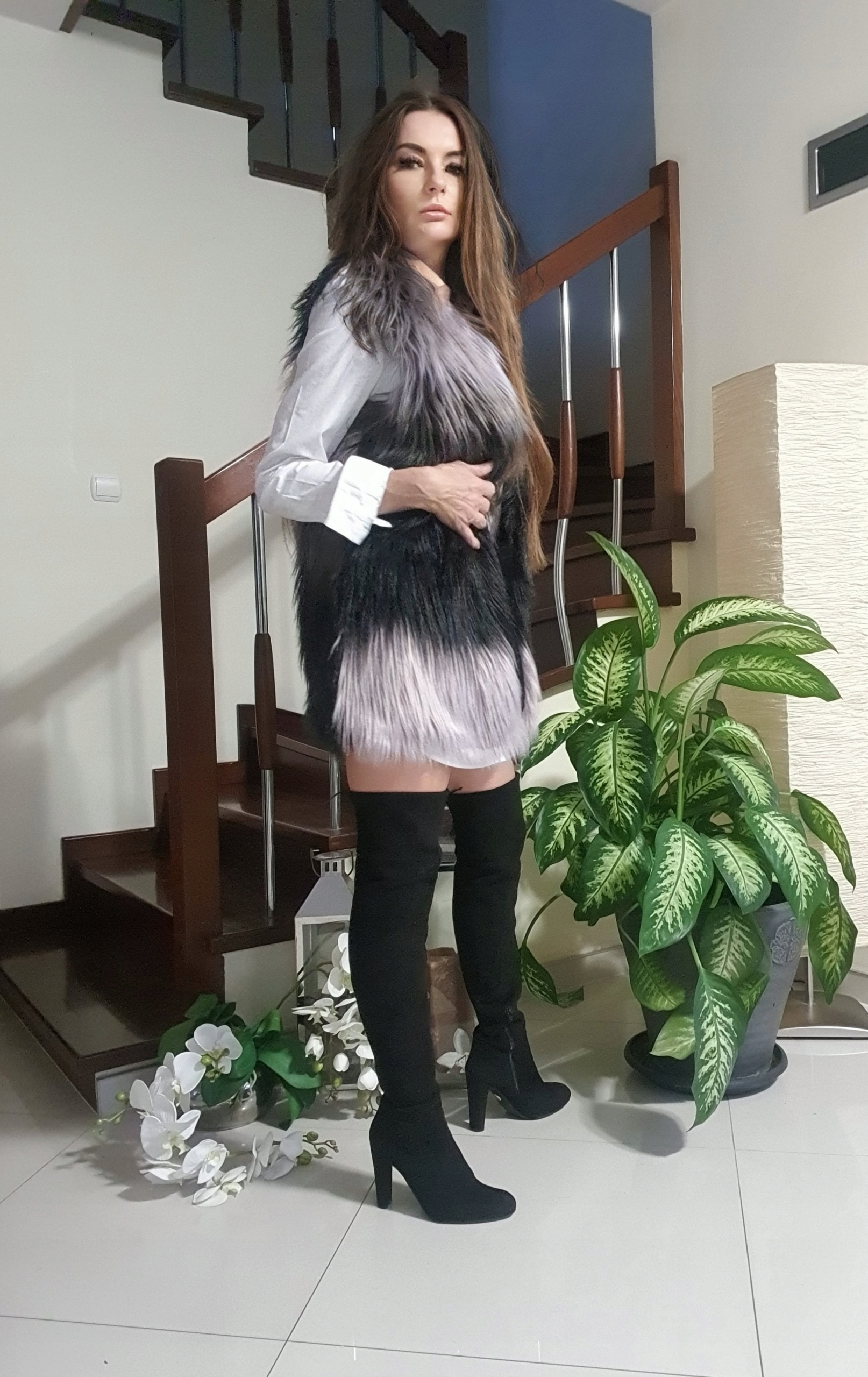 DŁUGA SZARO CZARNA FUTRZANA FUTERKOWA KAMIZELKA Model 00