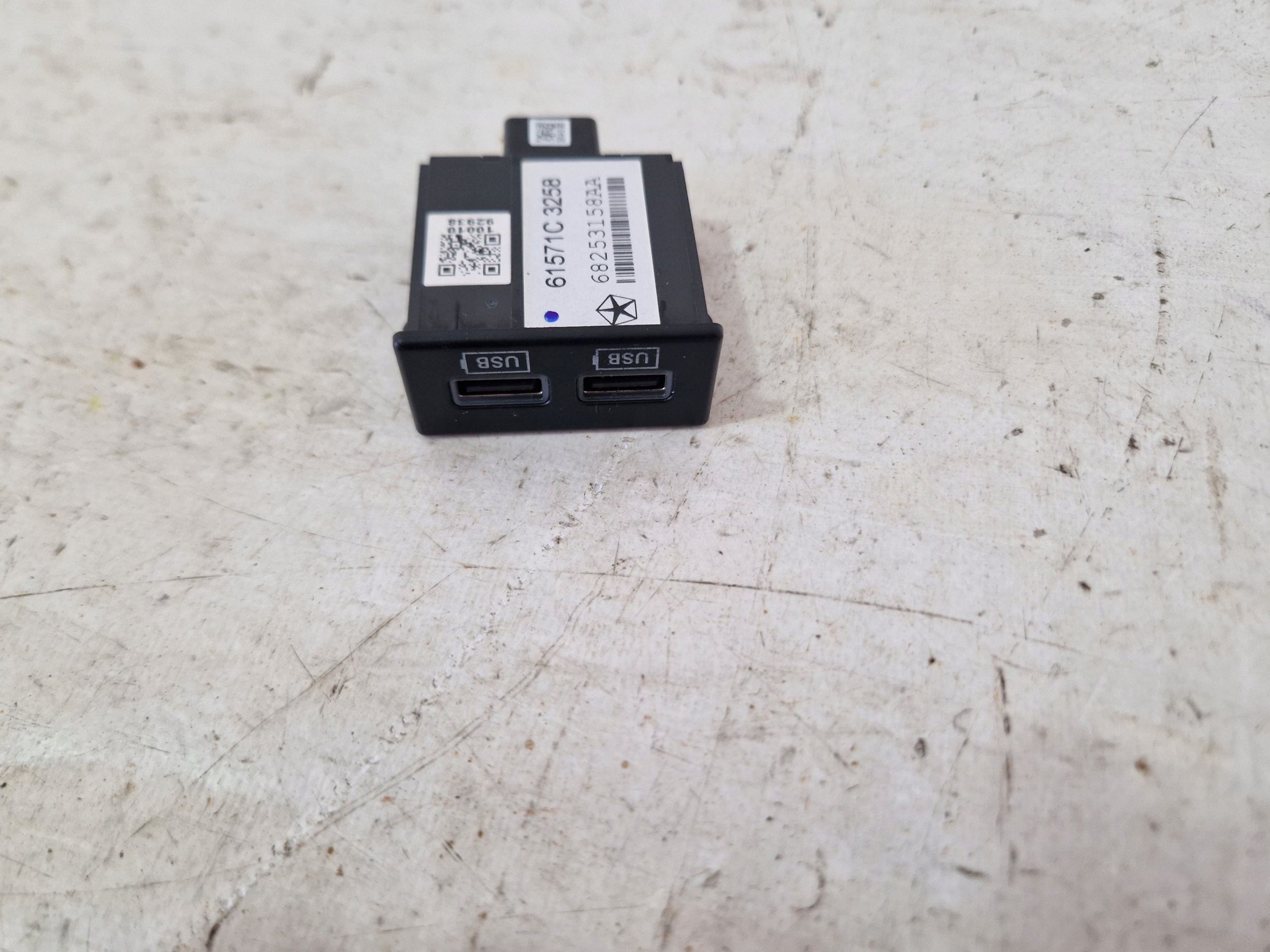 DODGE CHARGER WEJSCIE modul USB 2015- 68253158AA