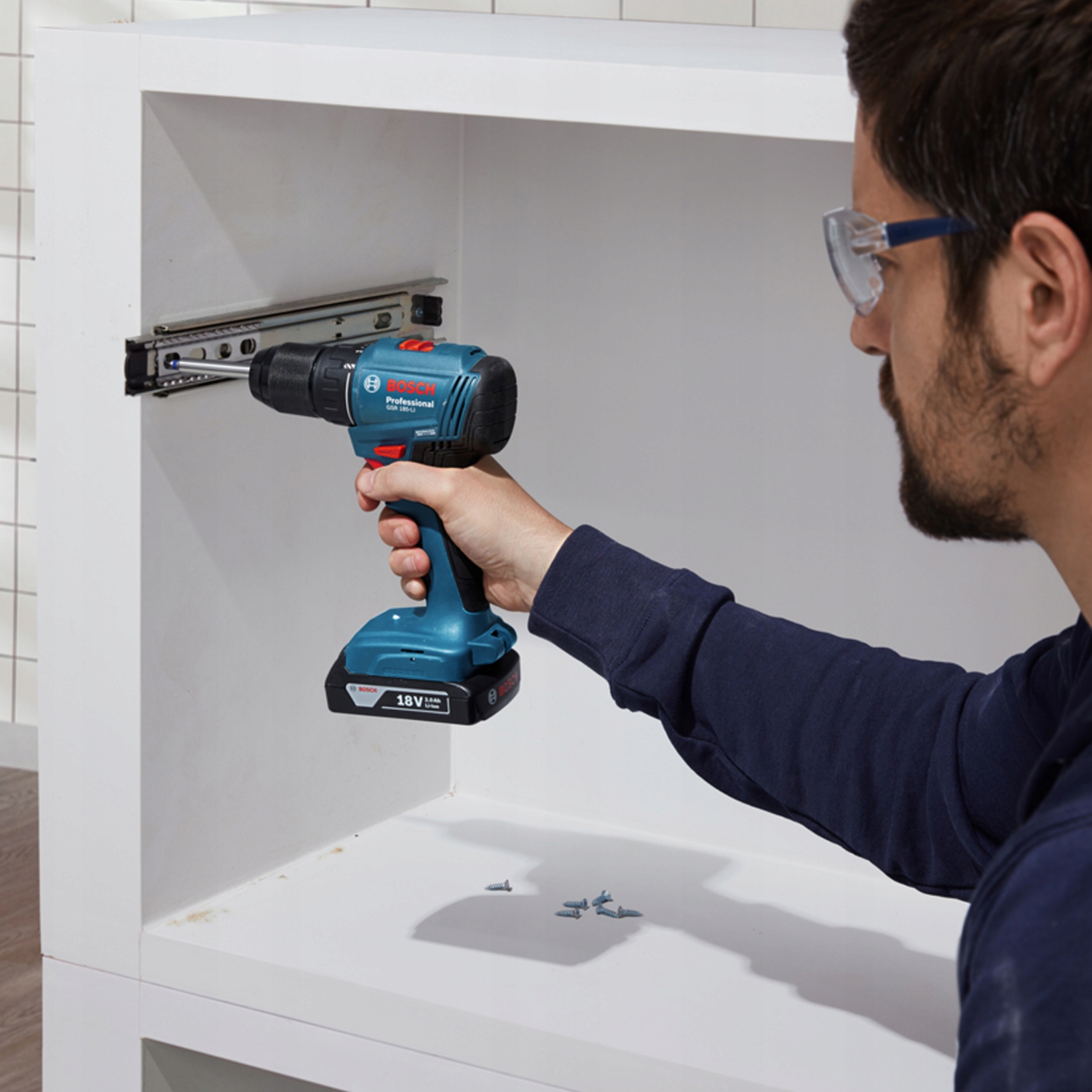 ZESTAW WKRĘTARKA WIERTARKA 18V 2x2,0Ah BOSCH GSR 185-LI Napięcie [V] 18