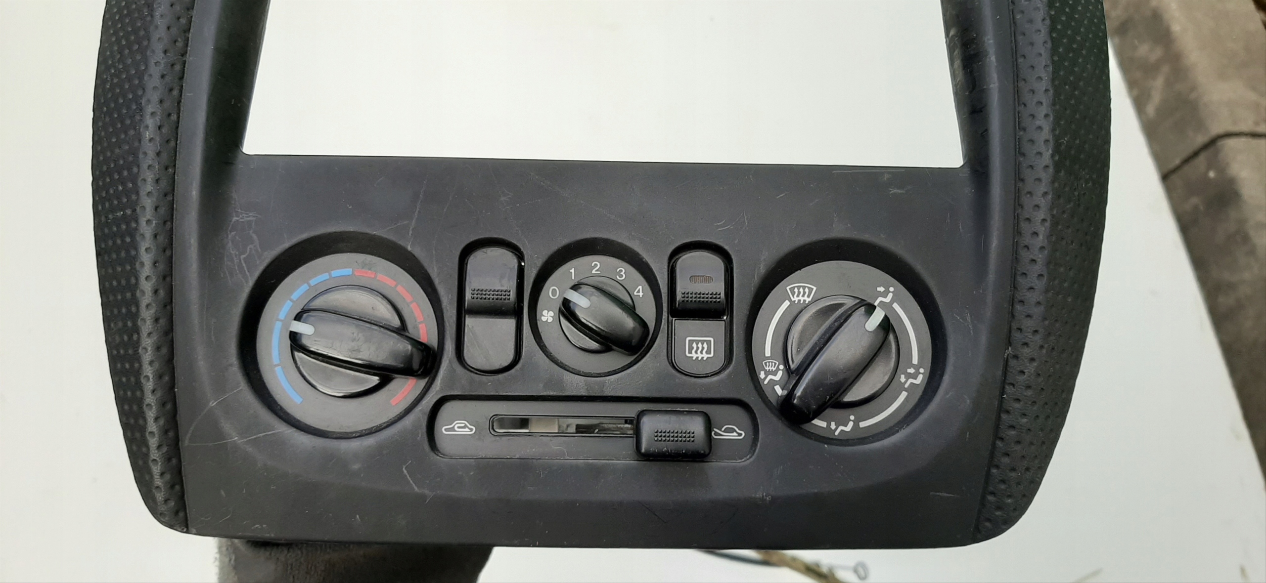 рамка консоли mazda 323F BJ