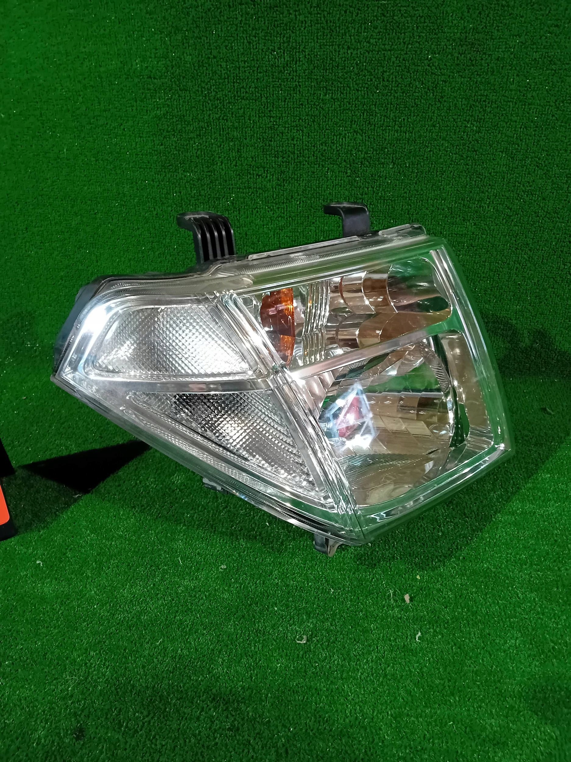 REFLEKTOR right NISSAN NAVARA D40 PATHFINDER III 05- FRONTIER NR.R586