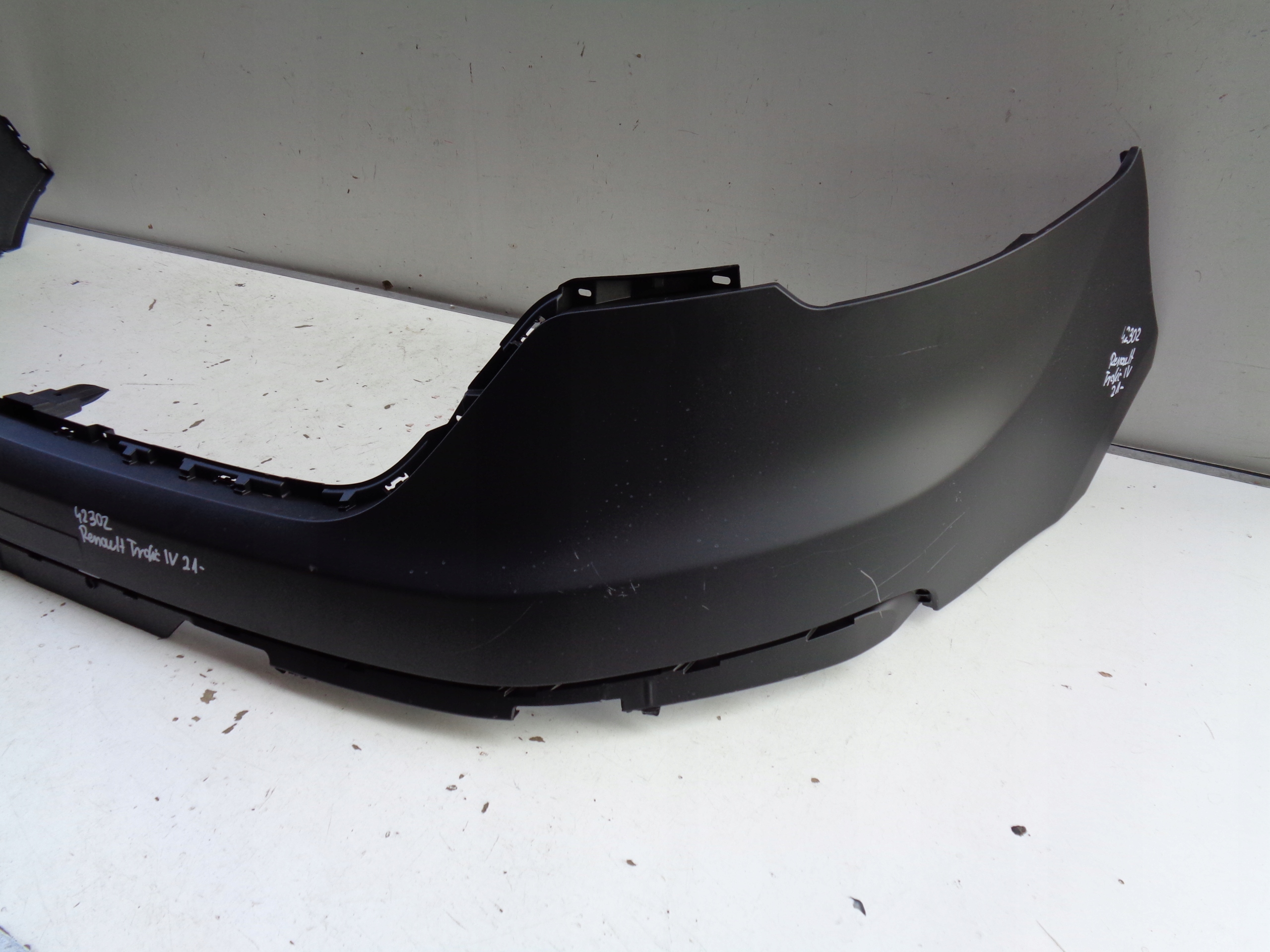 NEU FRONTSTOSSSTANGE RENAULT TRAFIC IV 21- NR 42302