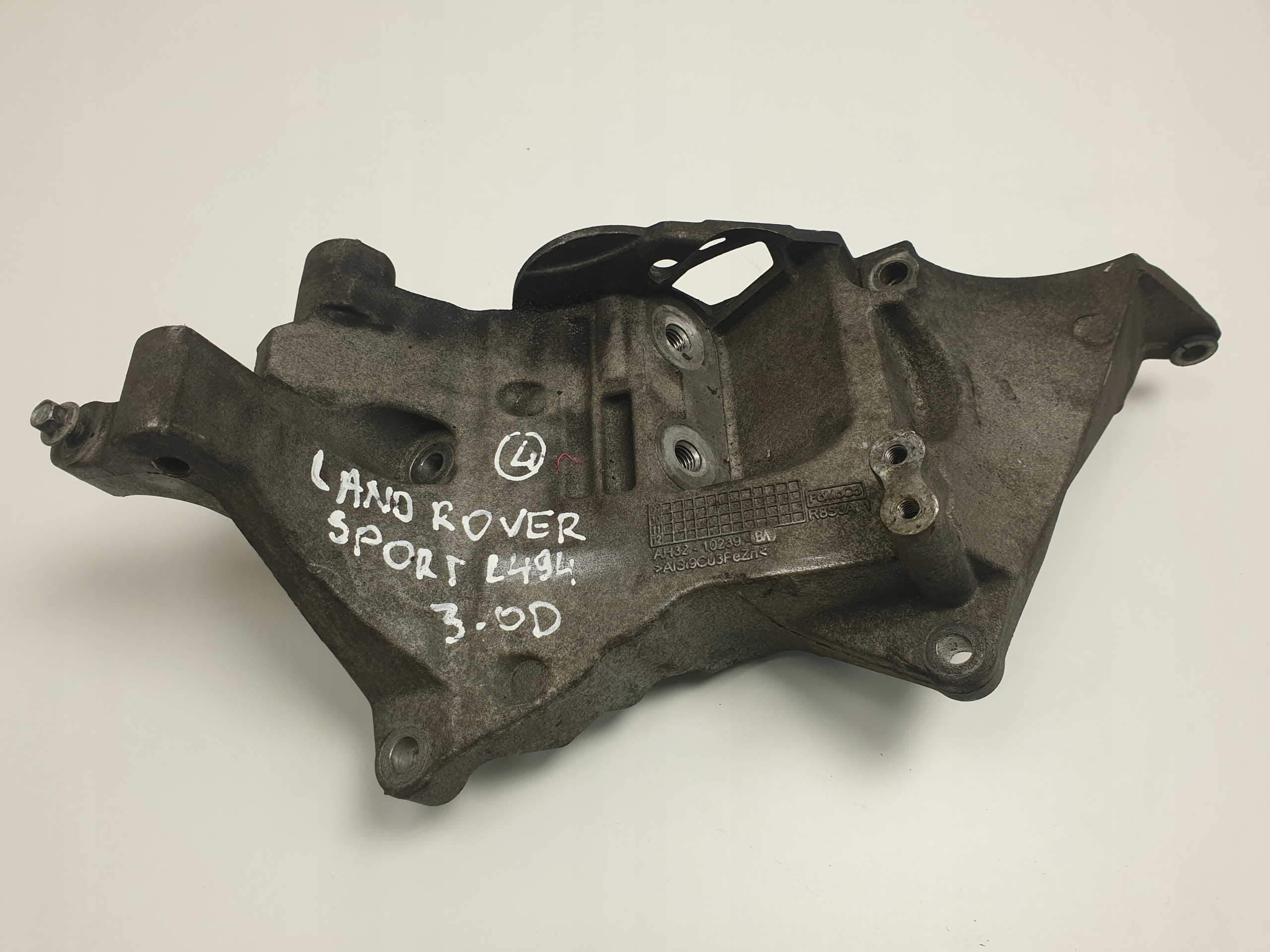 LAND ROVER oe AH3210239BA лапа генератора