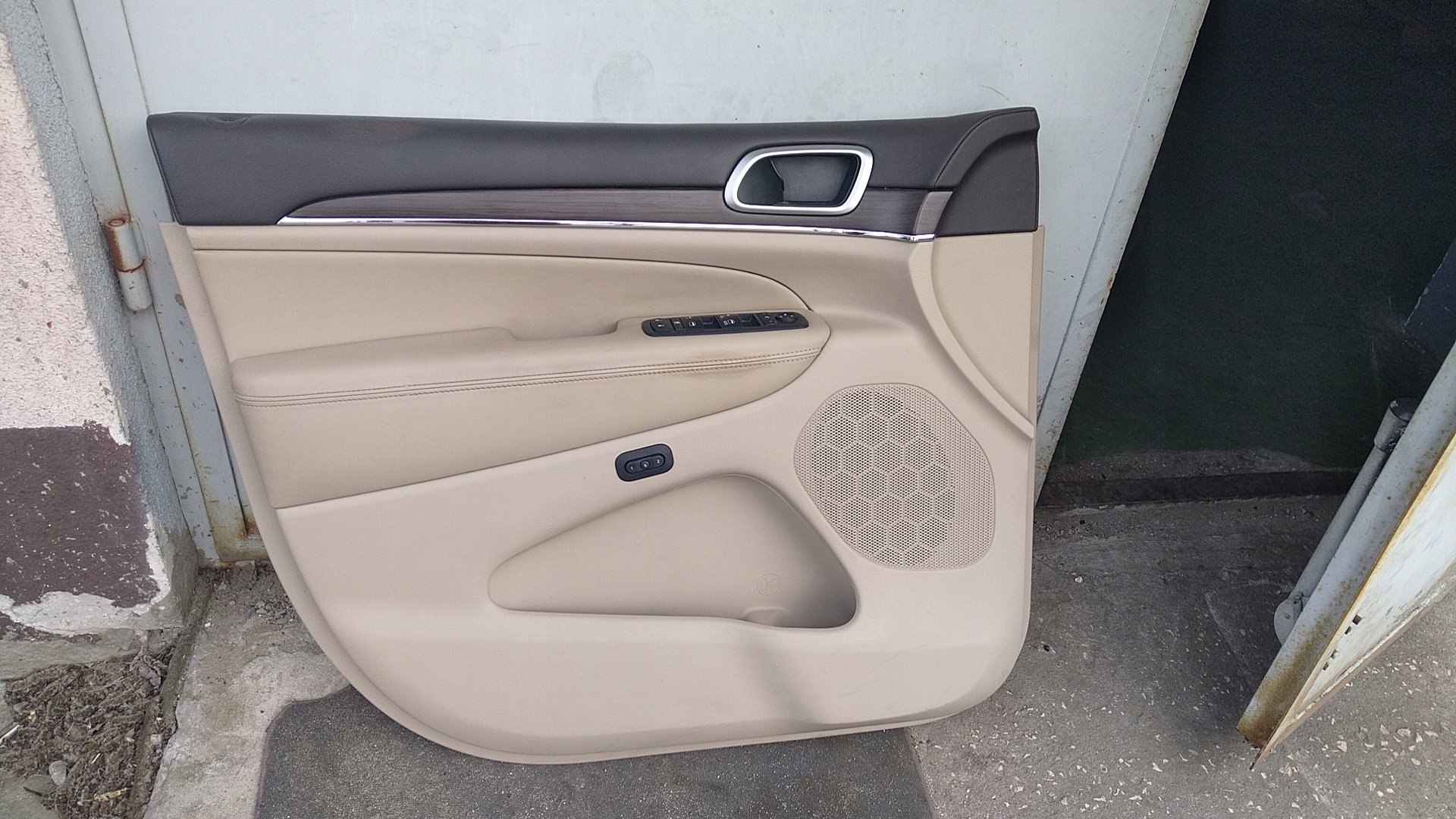 JEEP GRAND CHEROKEE WK2 BOCZEK TAPICERKA DRZWI LEWYCH PRZEDNICH LEWY PRZÓD