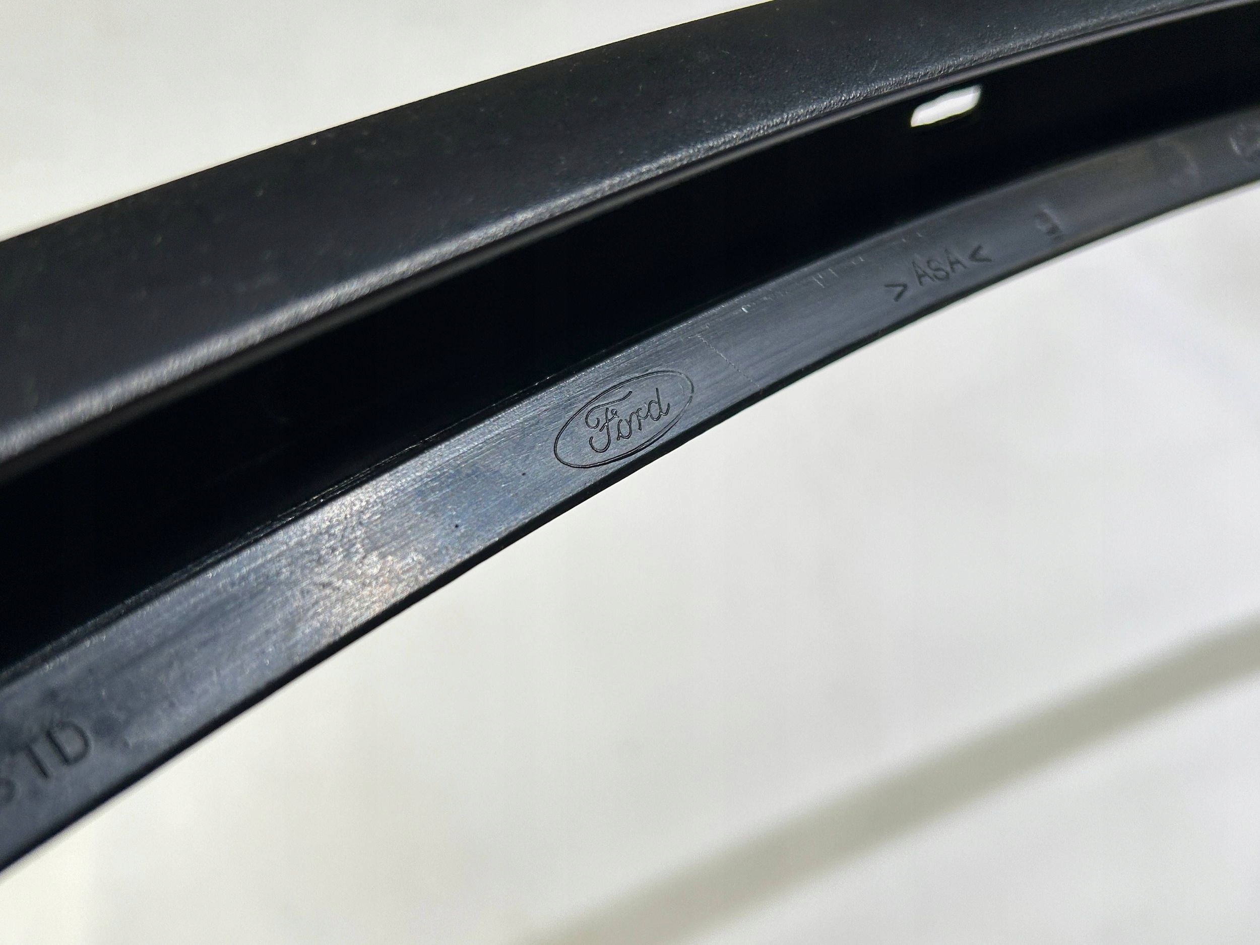 moulding windows door right Ford Mustang V 2005