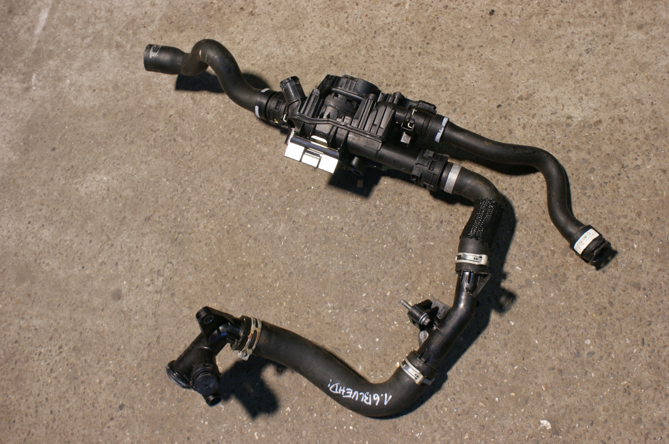 CITROEN 1.6 BLUEHDI OBUDOWA TERMOSTATU PRZEWODY