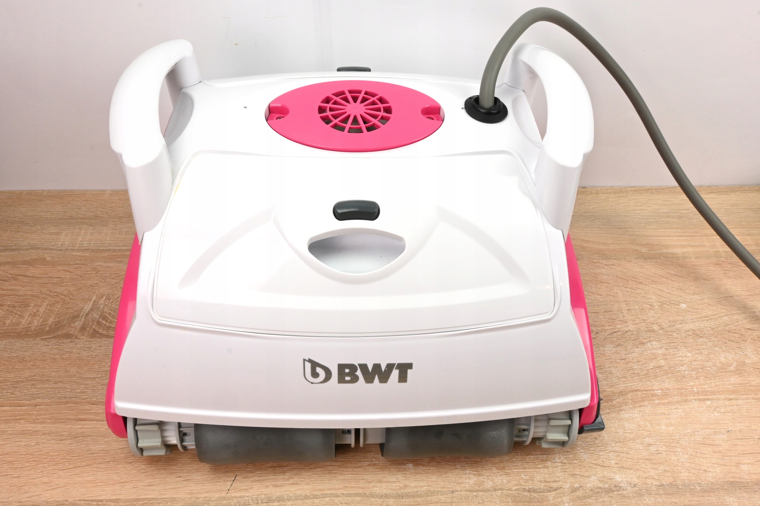 BWT D100 PLUS AUTOMATYCZNY ODKURZACZ BASENOWY ROBOT CZYSZCZĄCY Kod producenta D100 Plus