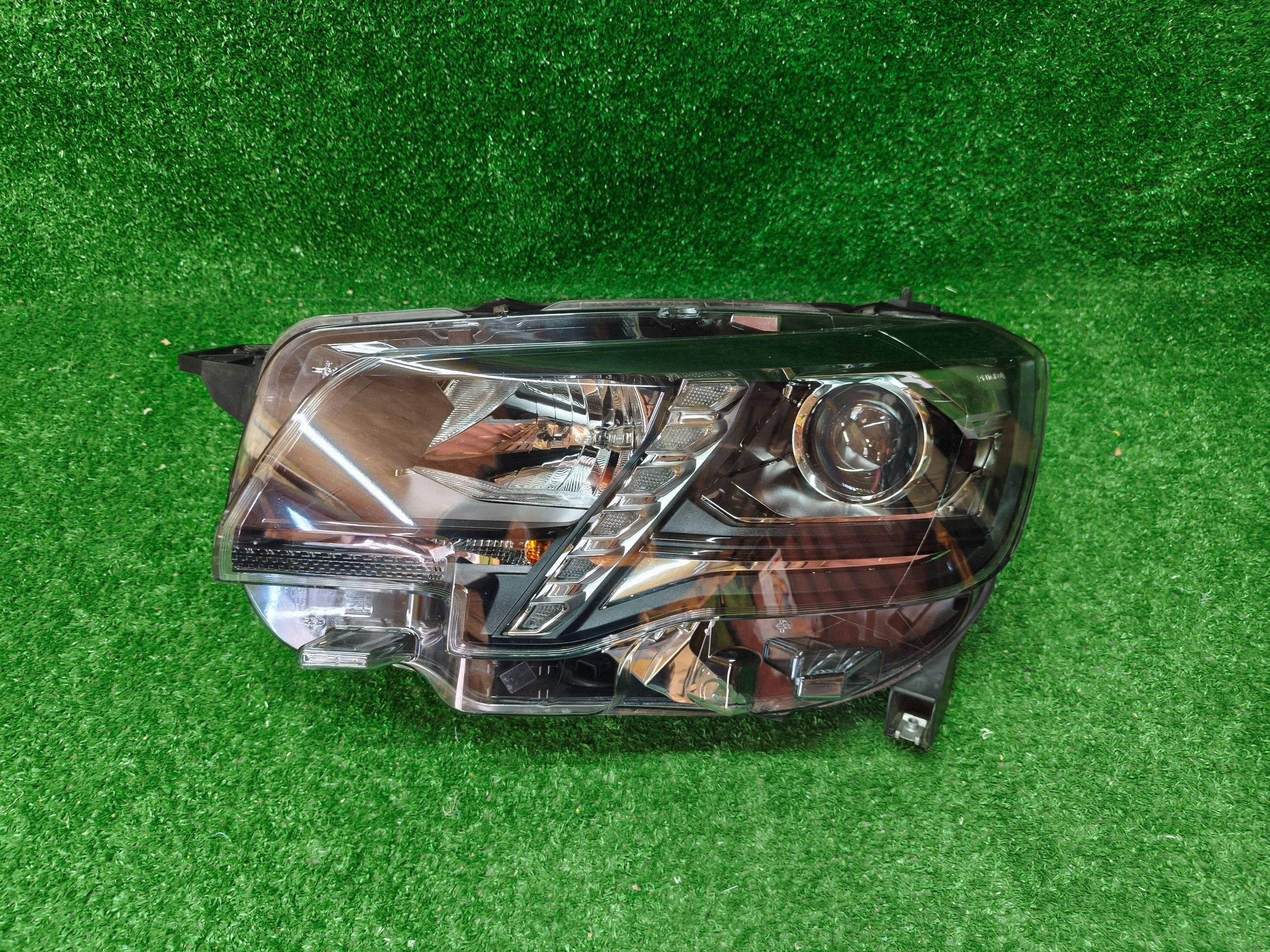 REFLEKTOR left front PEUGEOT RIFTER 18- lens LED NR.R1566