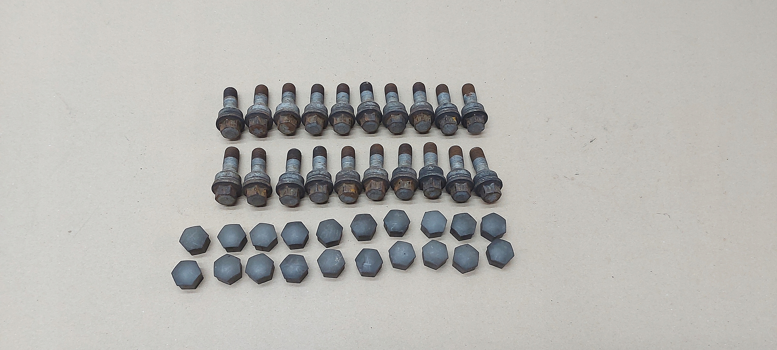 Śruby nakrętki kół Audi Q5 8R