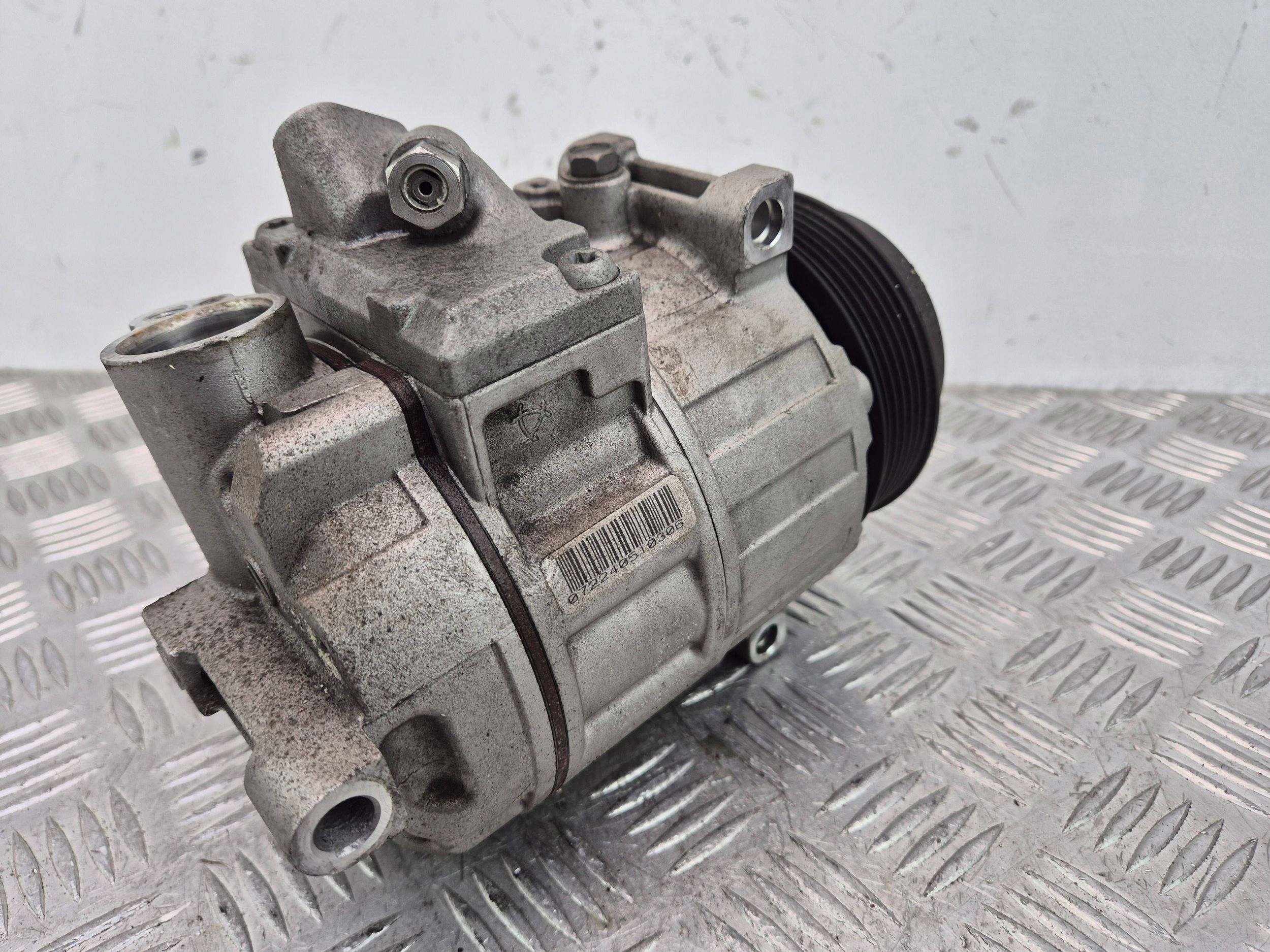 Mercedes E200 CGI W212 compressor; compressor of the air conditioning A0008307800