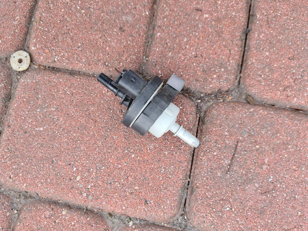 Вакуумный клапан Renault Clio IV 4 8200248821