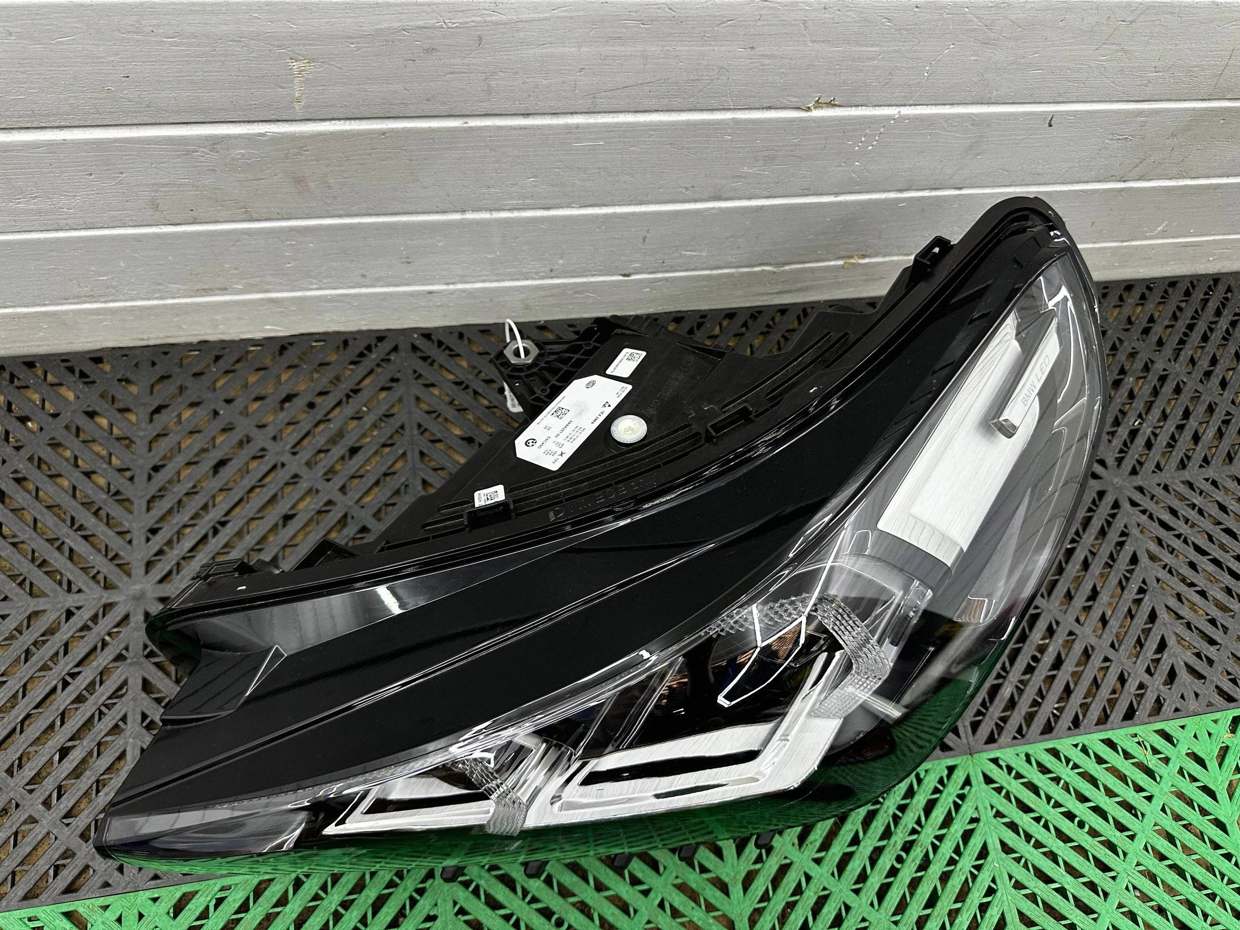 light front side left BMW X1 U11 5A9A227