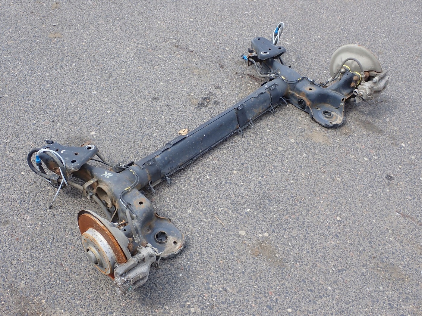 BELKA OŚ ZAWIESZENIA TYŁ TYLNA KOMPLETNA TARCZ 2xZACISK OPEL CROSSLAND X