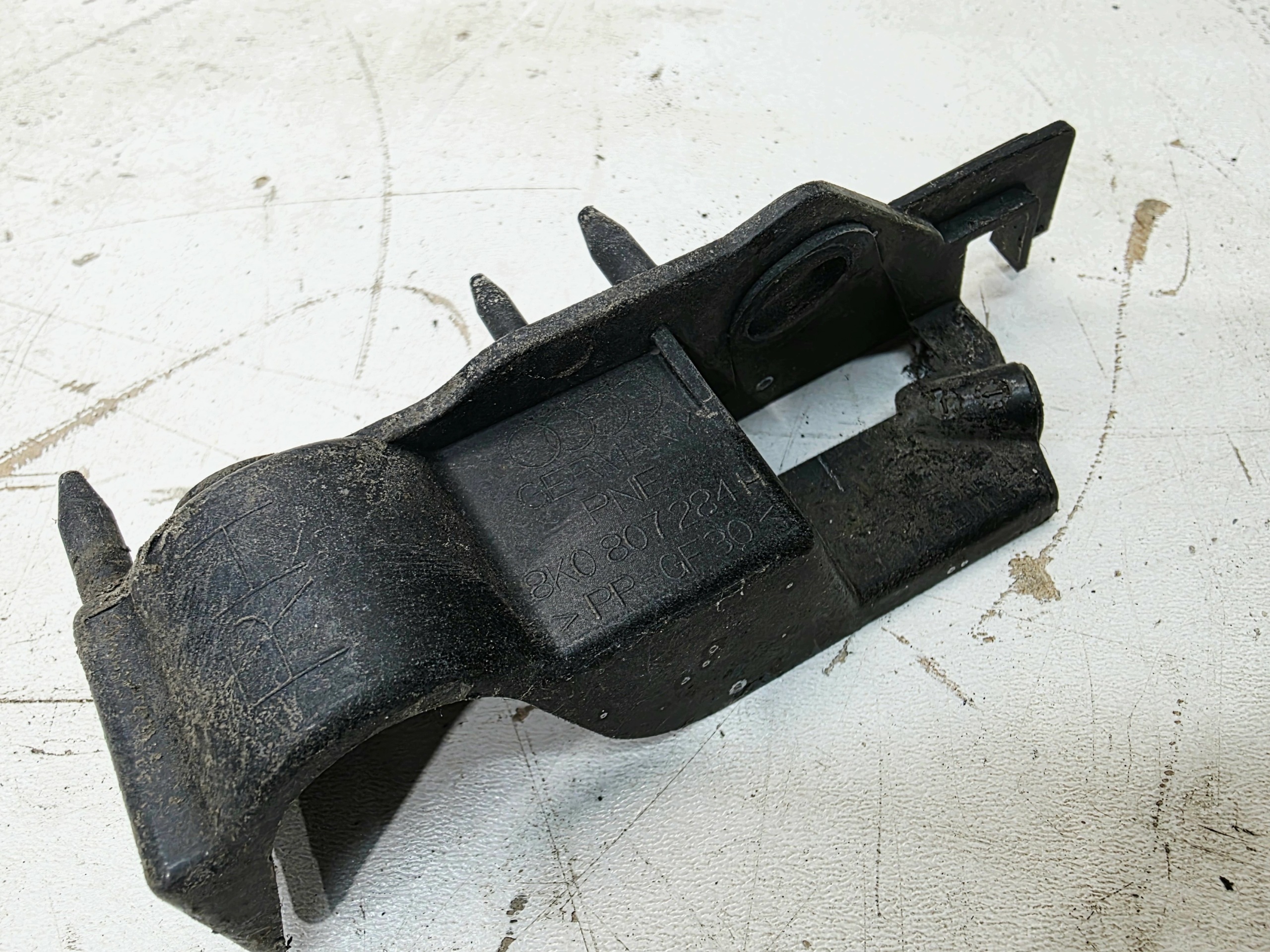 support holder of a bumper right front AUDI A4 B8 LIFT 8K0807284H