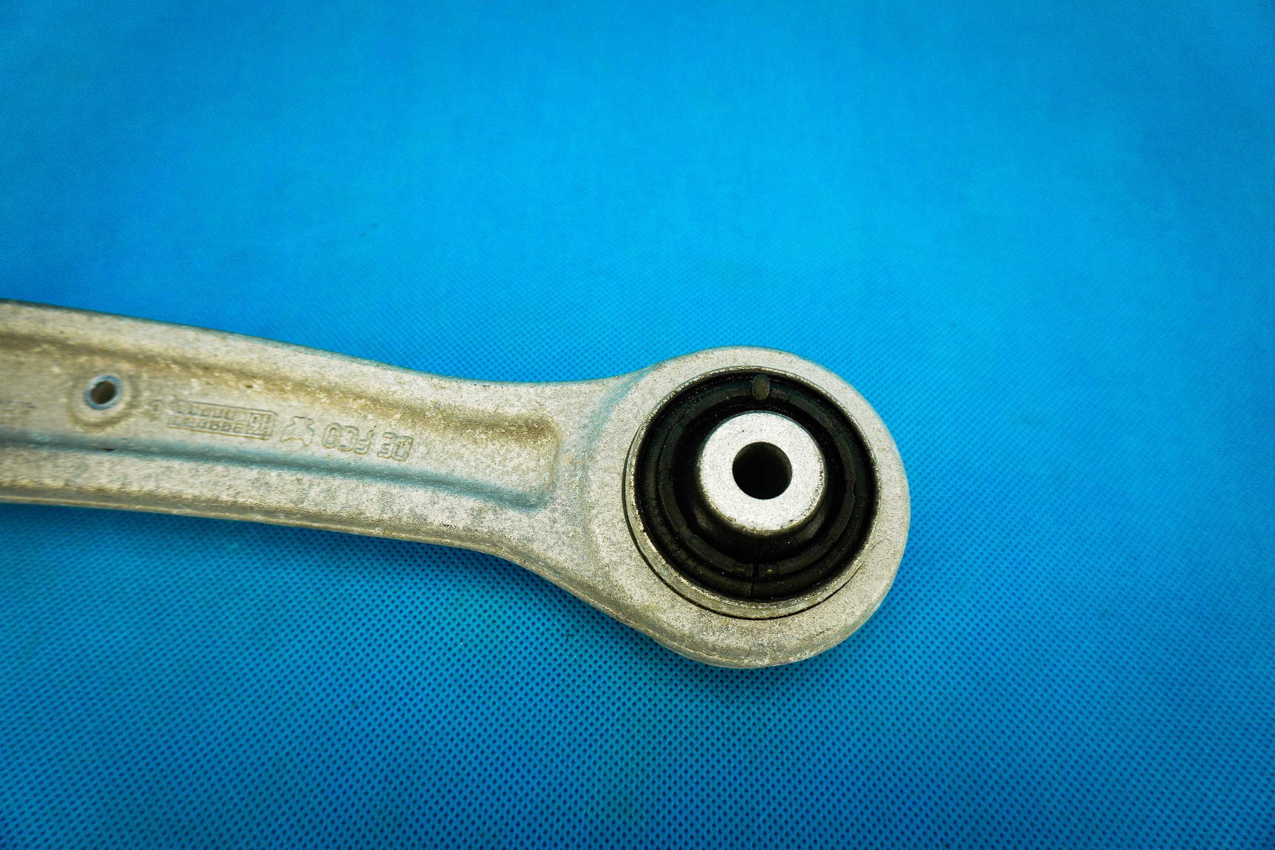 Querlenker nosny przodlewy Audi A8 S8 4H 4H0407151B 4H0407689A