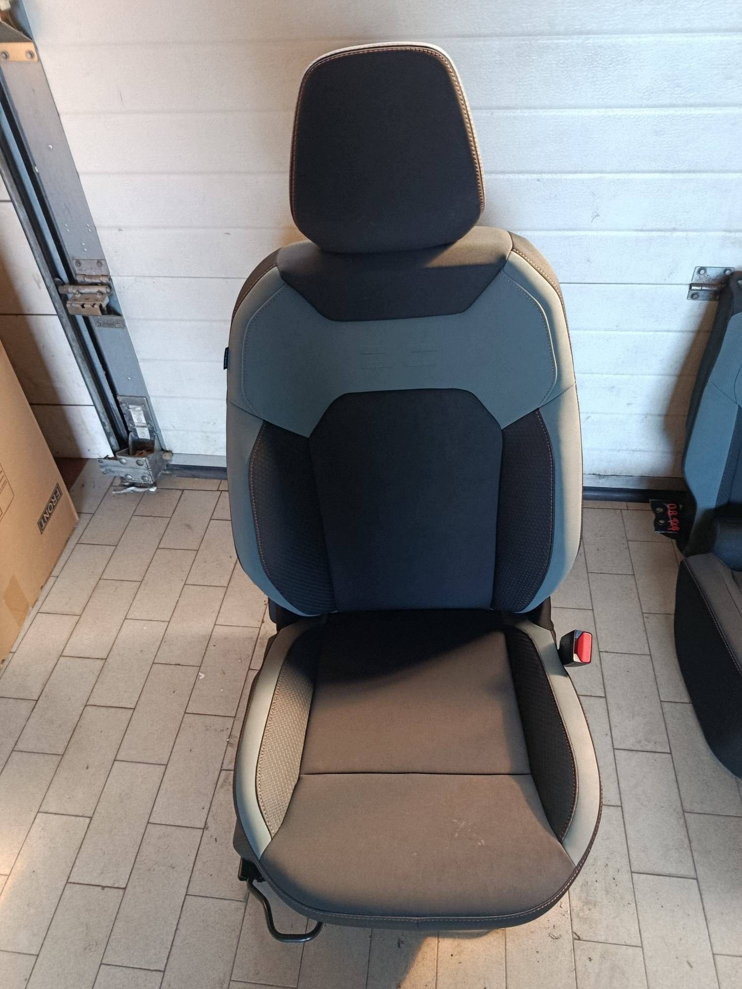 seats side inner armrest Komplet Dacia Bigster ZLOTA NIC