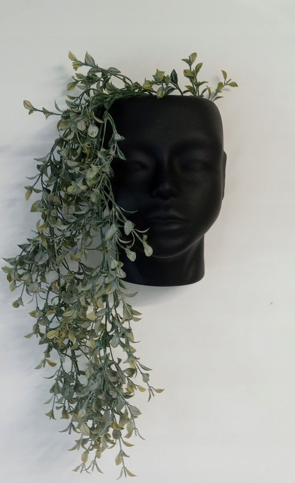

Doniczka głowa 19cm wisząca.Czarna