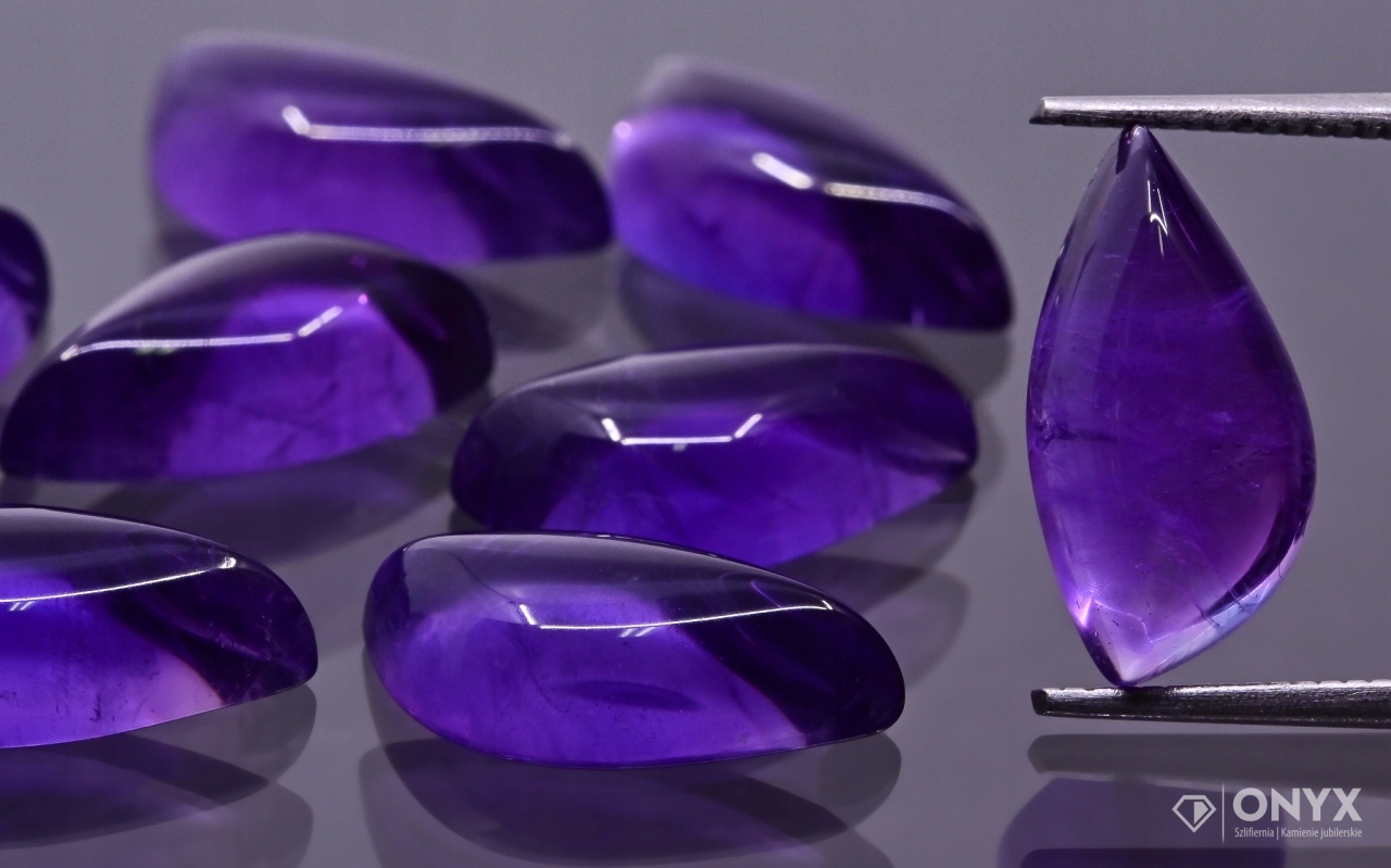 Ametyst A kabošon Pravý nepravidelný 13,5x7 mm