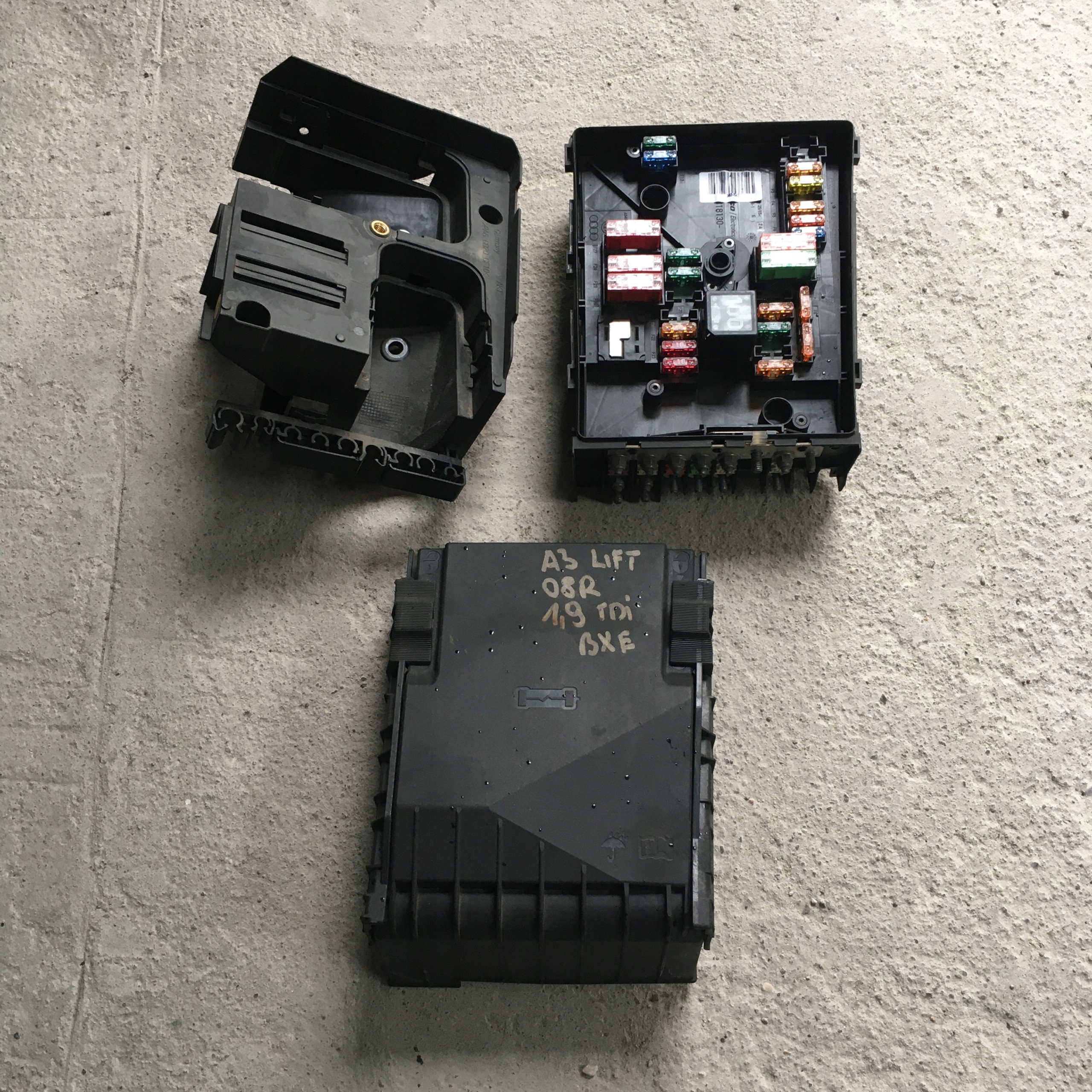 A3 LIFT 08R 1,9 TDI BXE SKRZYNKA BEZPIECZNIKÓW