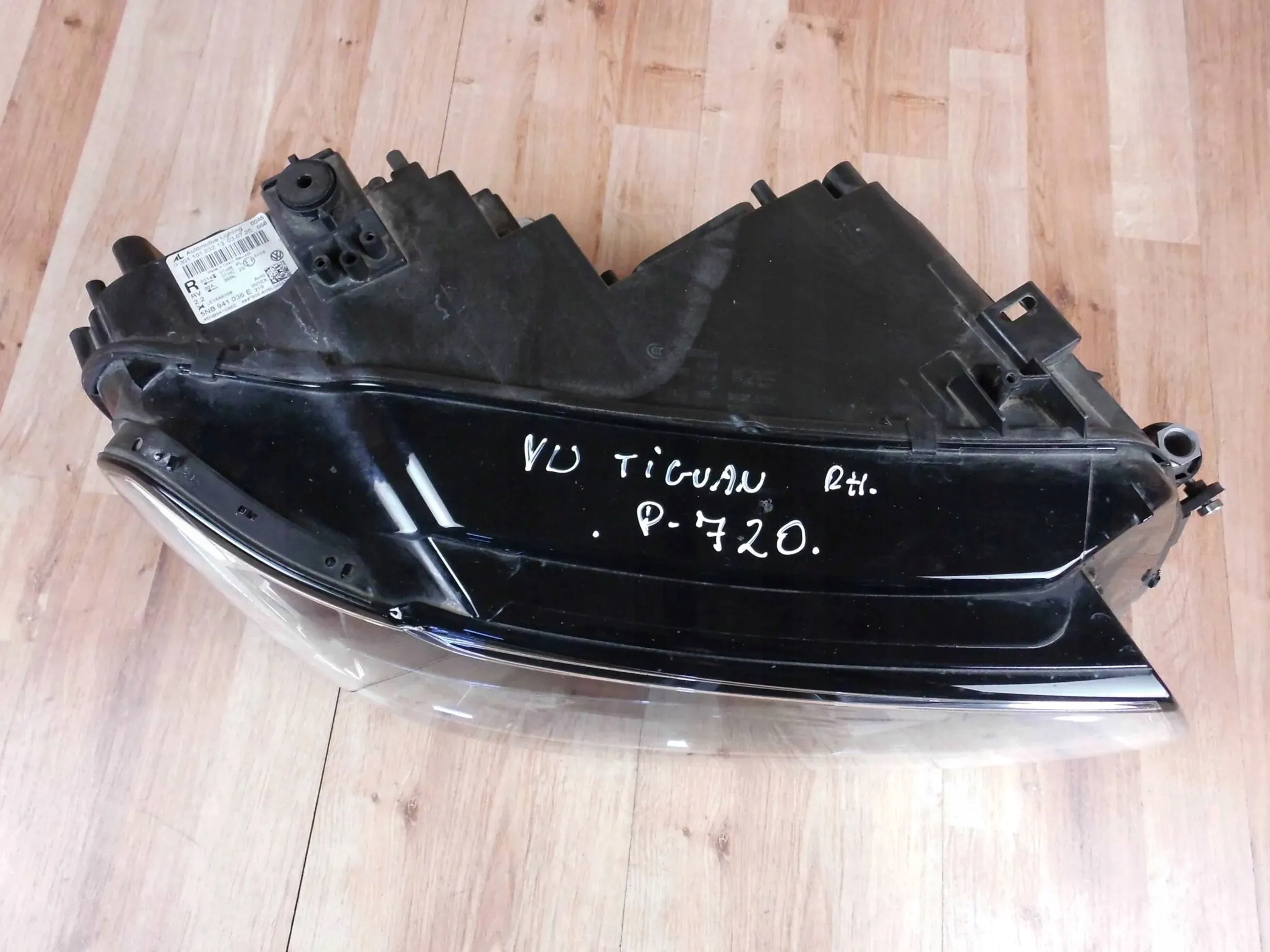 Volkswagen Tiguan II 2016-2020 light right front 5NB