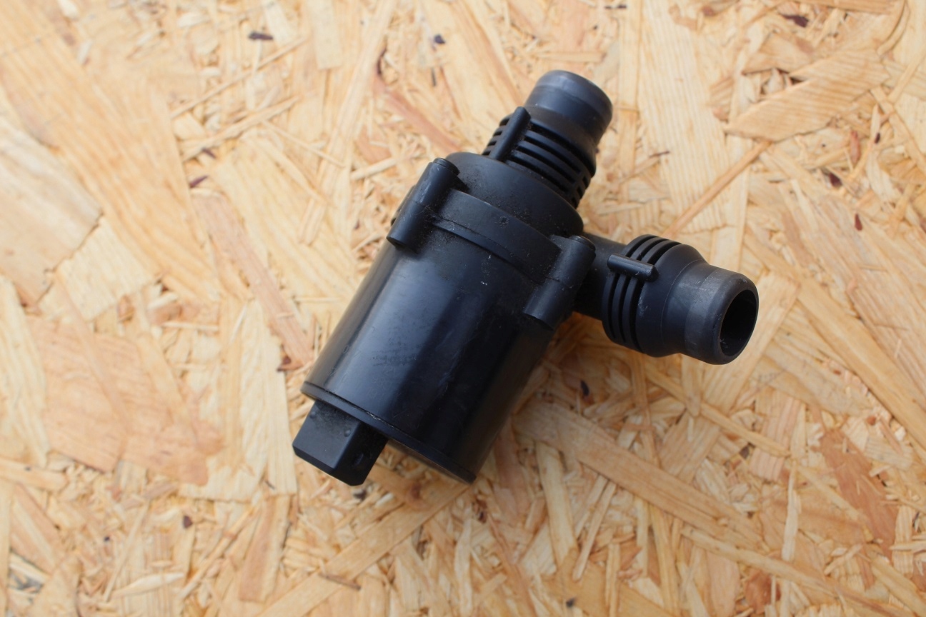 Дополнительный водяной насос BMW E39 e38 e60 e61 8381989