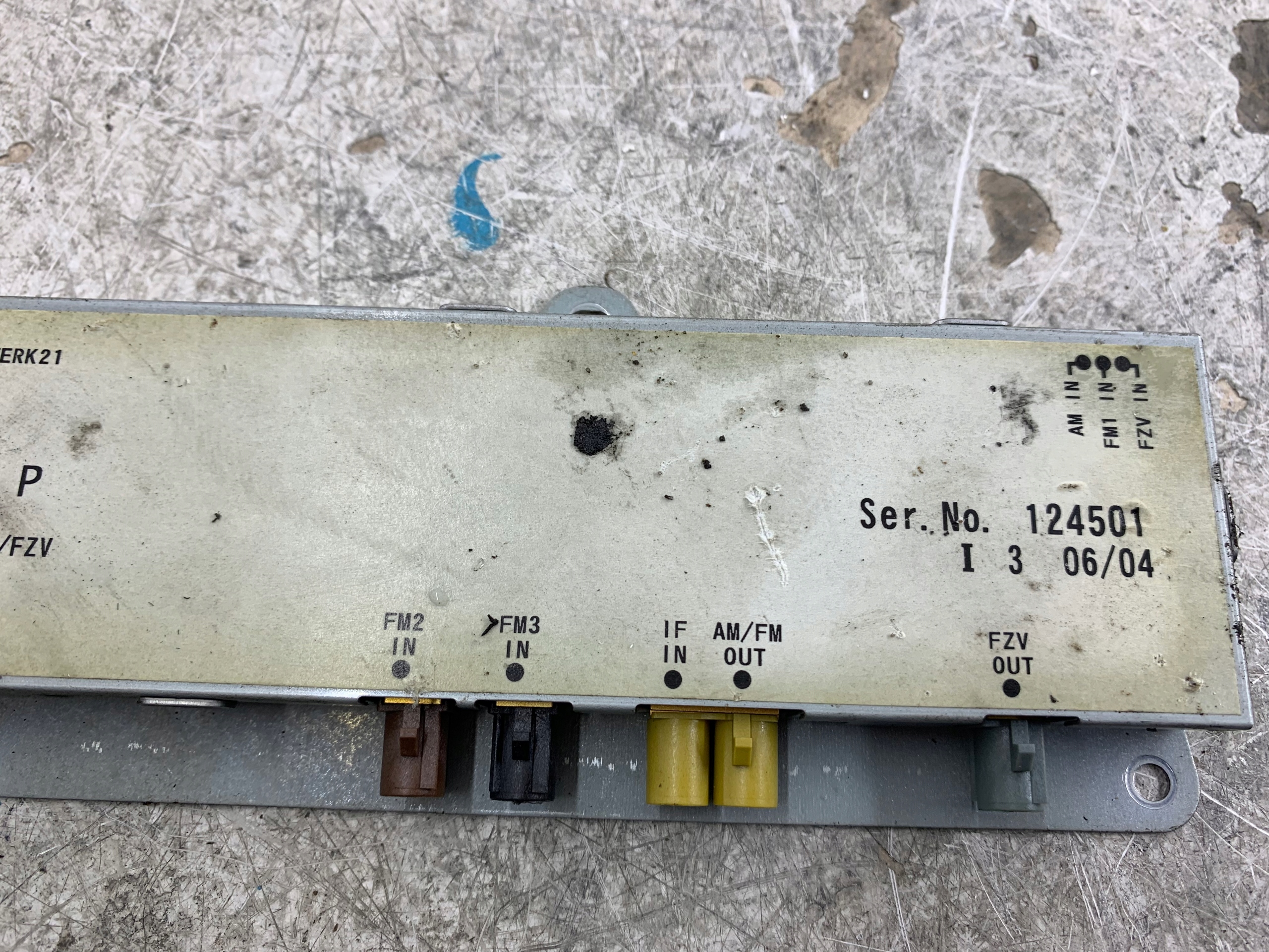 AUDI A4 B6 B7 antenna amplifier 8E9035225P