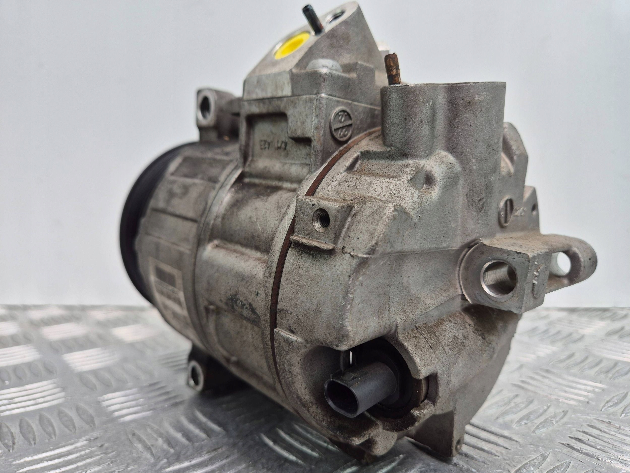 Mercedes E250 CGI W212 compressor; compressor of the air conditioning A0022304511