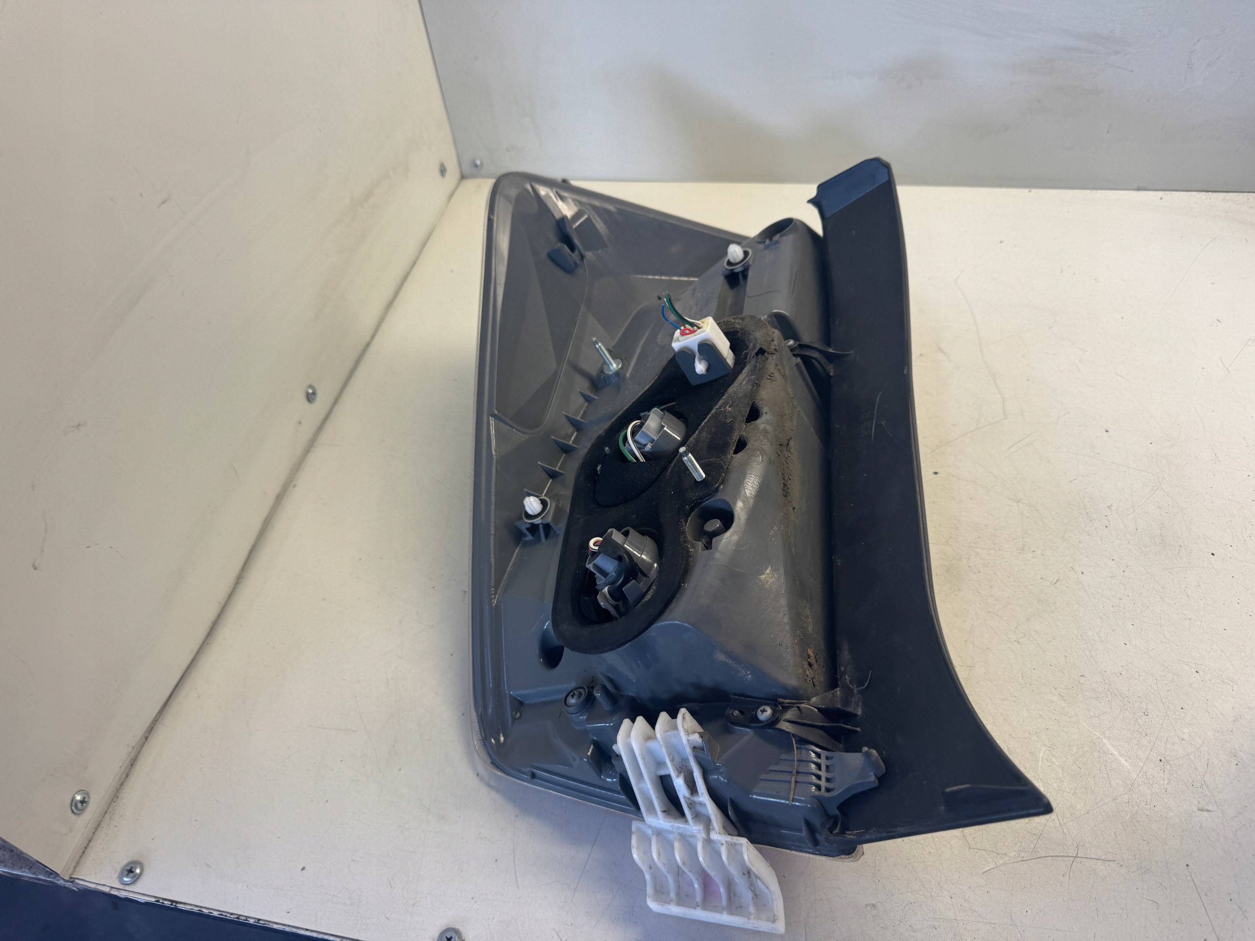 TOYOTA PRIUS III фонарь правый