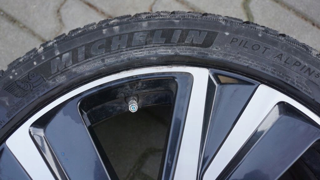 VOLVO V40 S60 V60 S90 XC40 XC60 wheels discs tyres 19
