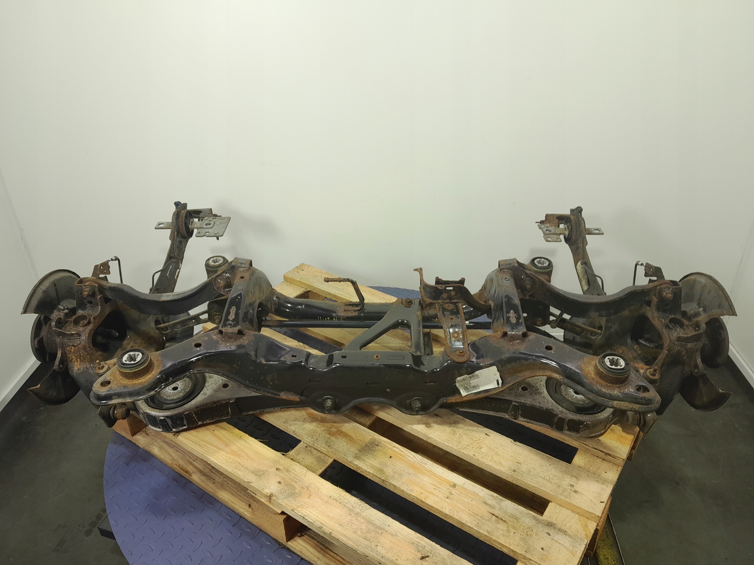 VOLVO XC60 I 2.4D 175 KM BELKA OŚ ZAWIESZENIA TYŁ TYLNA