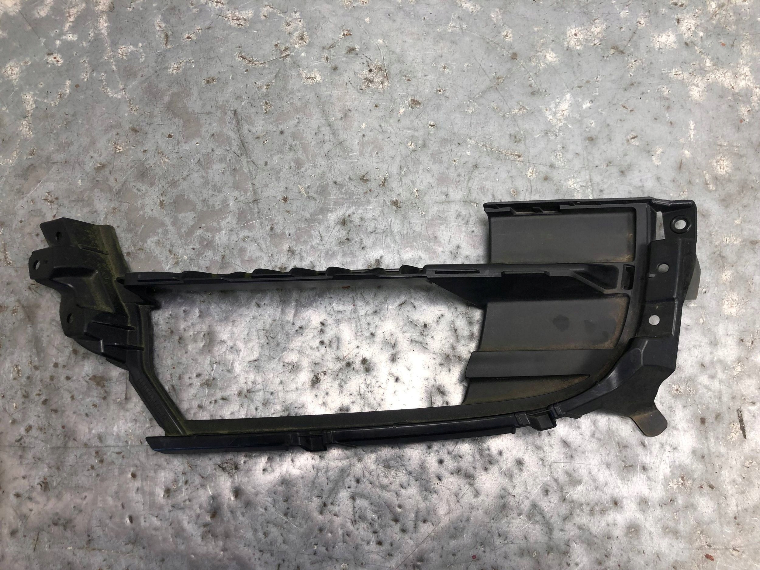 grid of a bumper left front PORSCHE PANAMERA 971807985E