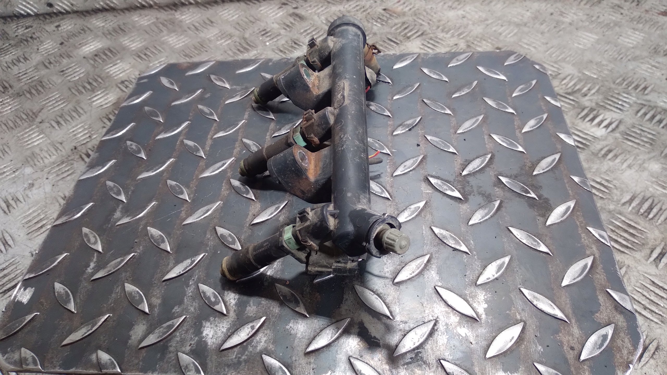 Rampe injection SKODA FABIA 2 83D133319K