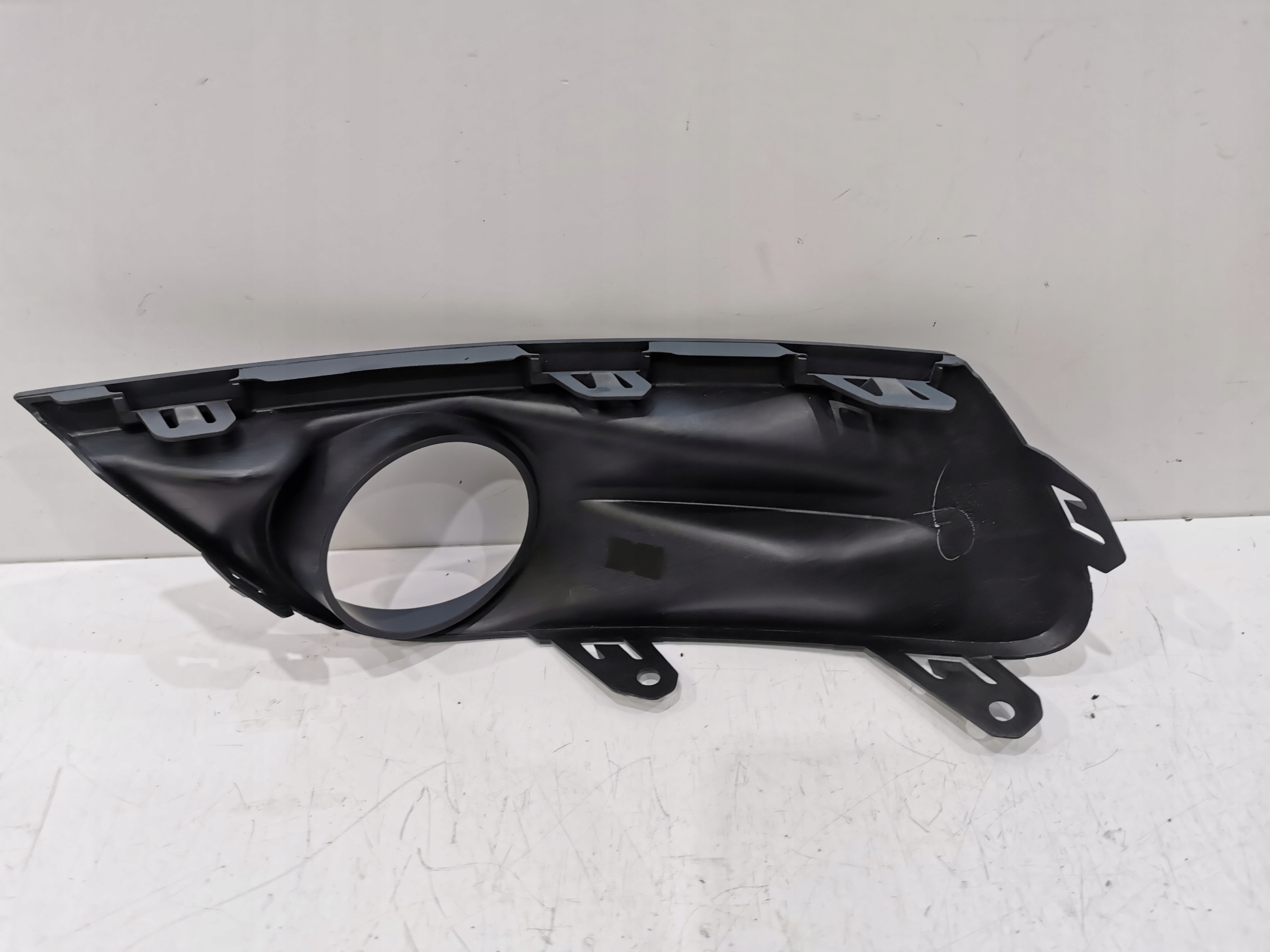 NOWA PRAWA RAMKA KRATKA HALOGENU RENAULT FLUENCE LIFT 2013 2014 2015 2016 Producent części Renault OE