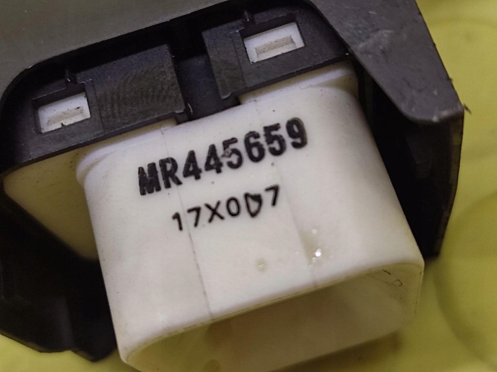 MITSUBISHI PAJERO 3 switch windows left rear part MR444892