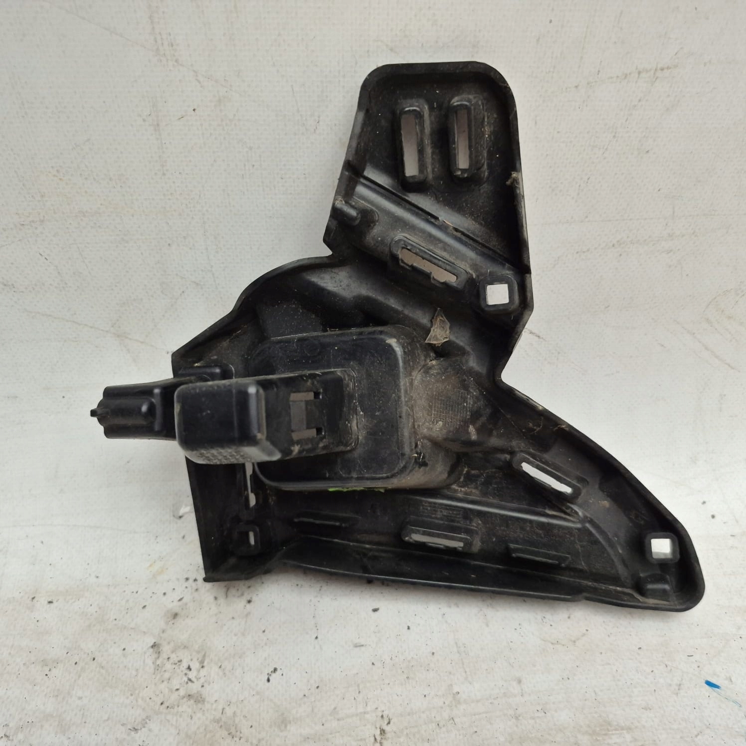 SKODA SCALA 657 support right of a bumper front bracket GRILLA grille 657807724