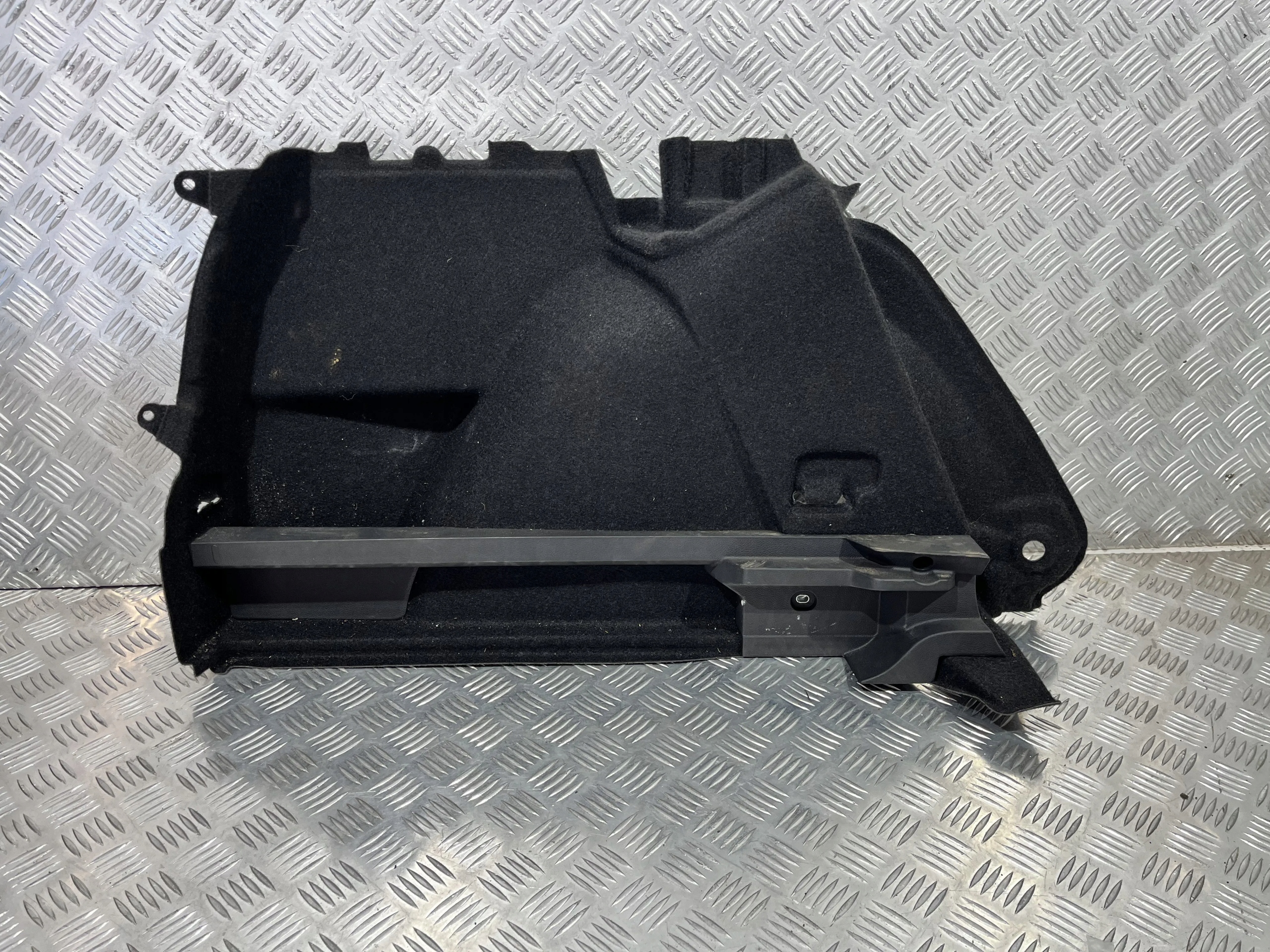 BOCZEK BAGAŻNIKA LEWY VW GOLF VIII 19- 5H6867427N