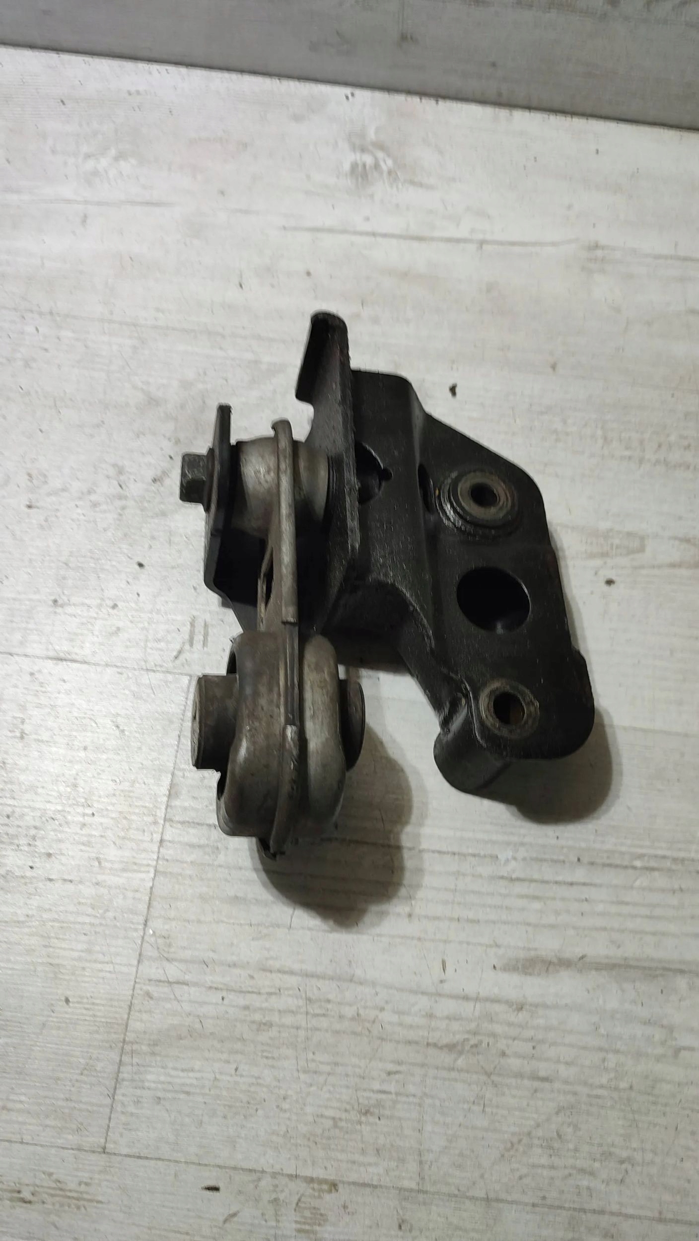 Renault Kadjar 17r 1.5dci gearbox mount