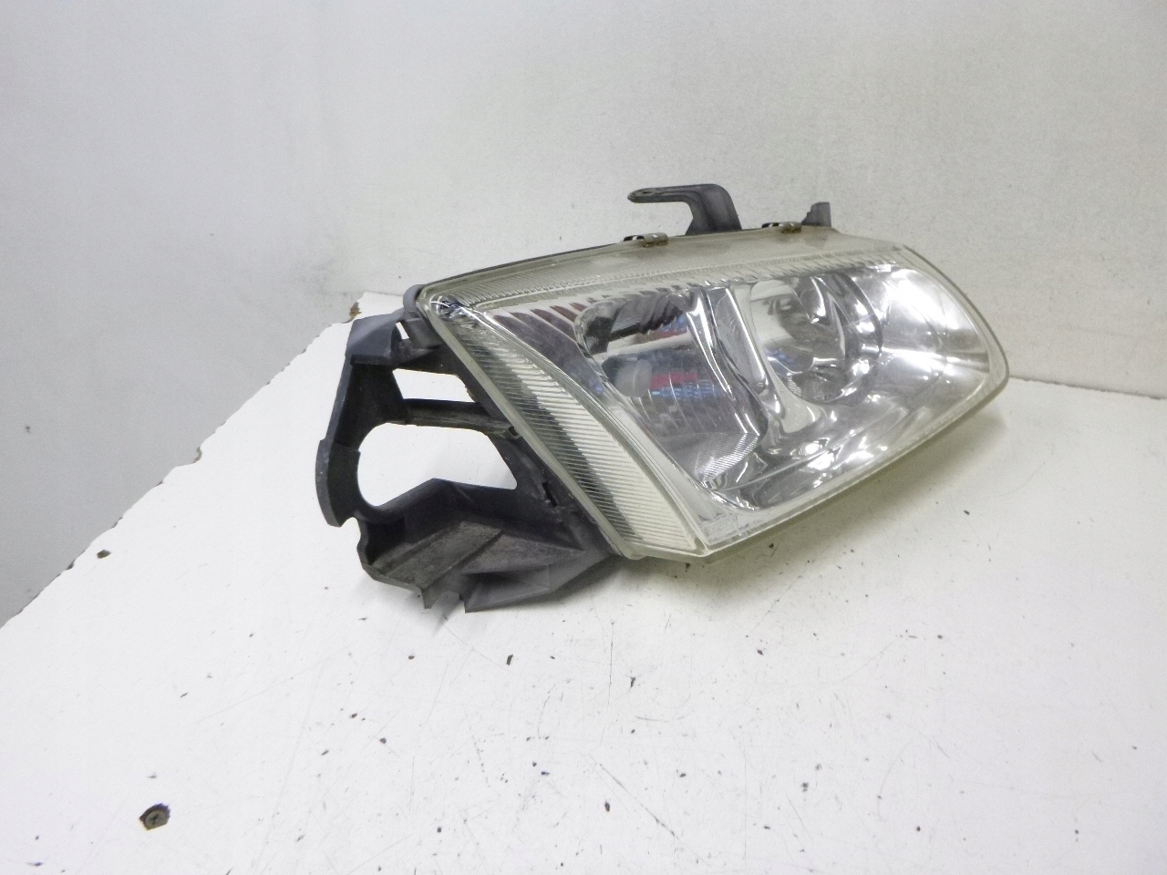 light front Nissan Almera N16 00-03r.