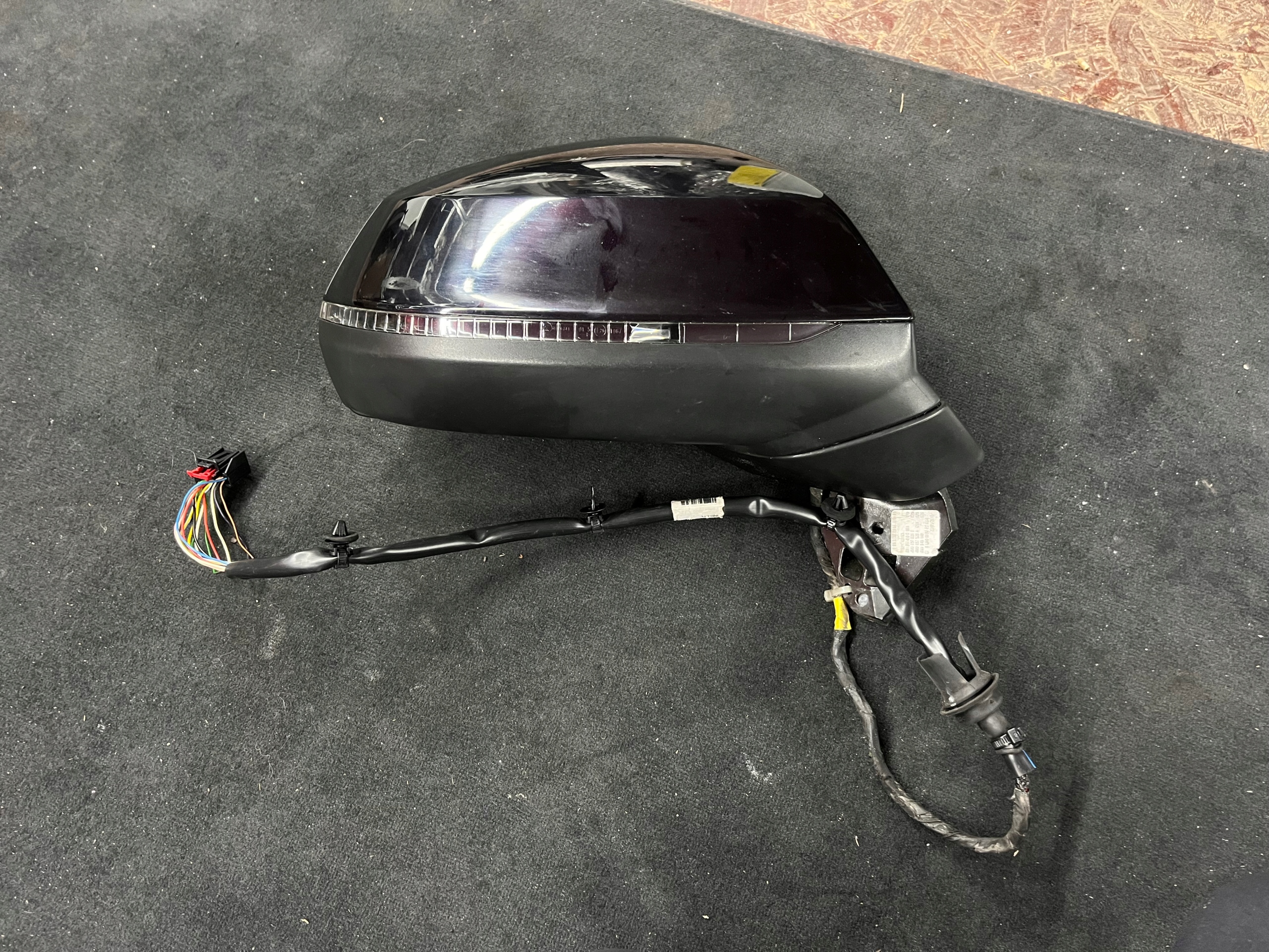 PRAWE LUSTERKO AUDI Q7 4M 15pin LC9X ASSIST FOTOCH